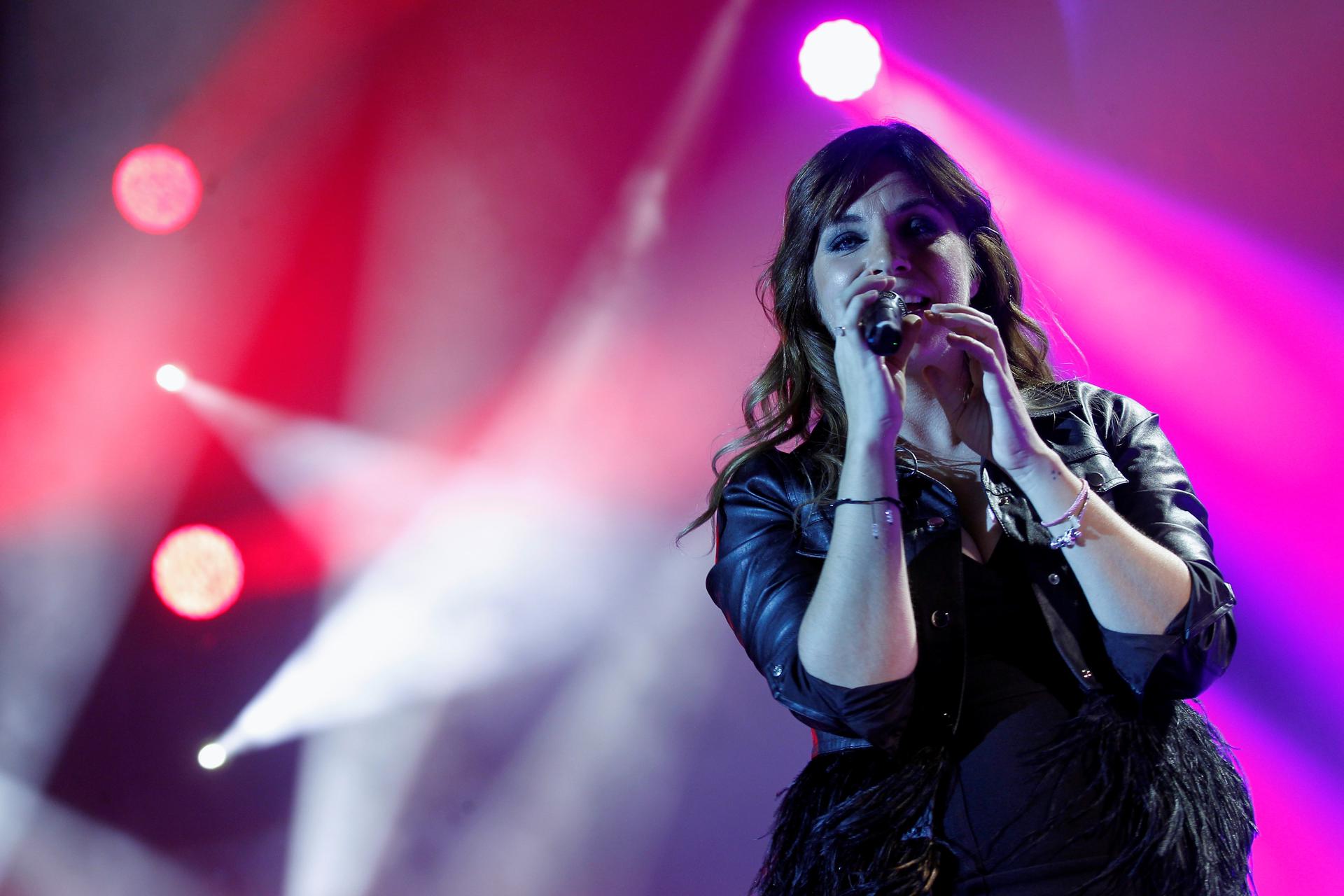 Imagen de archivo de Leire Martínez durante una actuación. EFE / Victor Lerena.