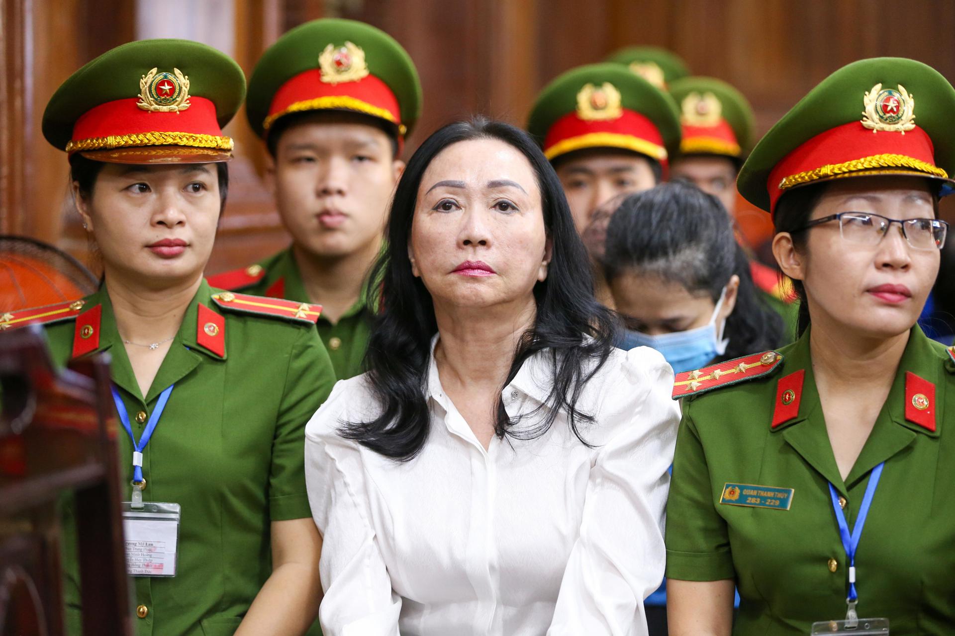 Fotografía de archivo, tomada el 10/04/2024, que muestra a la empresaria vietnamita Truong My Lan durante uno de los juicios que ha enfrentado en la ciudad de Ho Chi Minh por corrupción. EFE/EPA/STRINGER