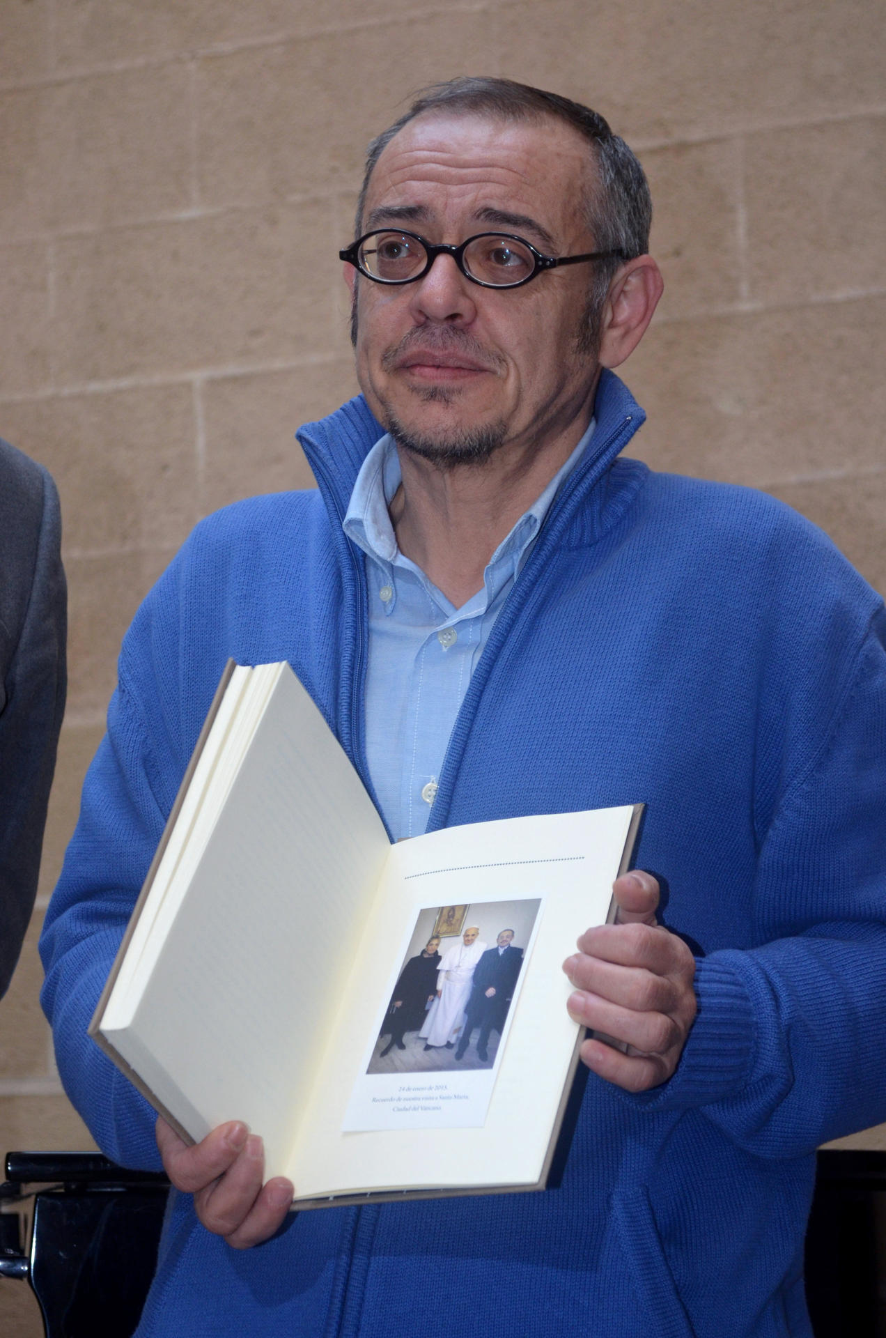 - Fotografía de archivo fechada el 30 de marzo de 2016 del extremeño Diego Neria Lejárraga, el primer transexual de la historia en ser recibido por un papa, durante la presentación en Plasencia de su libro autobiográfico "El despiste de Dios, Cuadernos de viaje de un hombre que nació mujer". El papa Francisco falleció este lunes a las 7.35 horas (5.35 GMT) en su residencia de la Casa Santa Marta, anunció en un vídeo mensaje el camarlengo, el cardenal Kevin Joseph Farrel. EFE/Eduardo Palomo