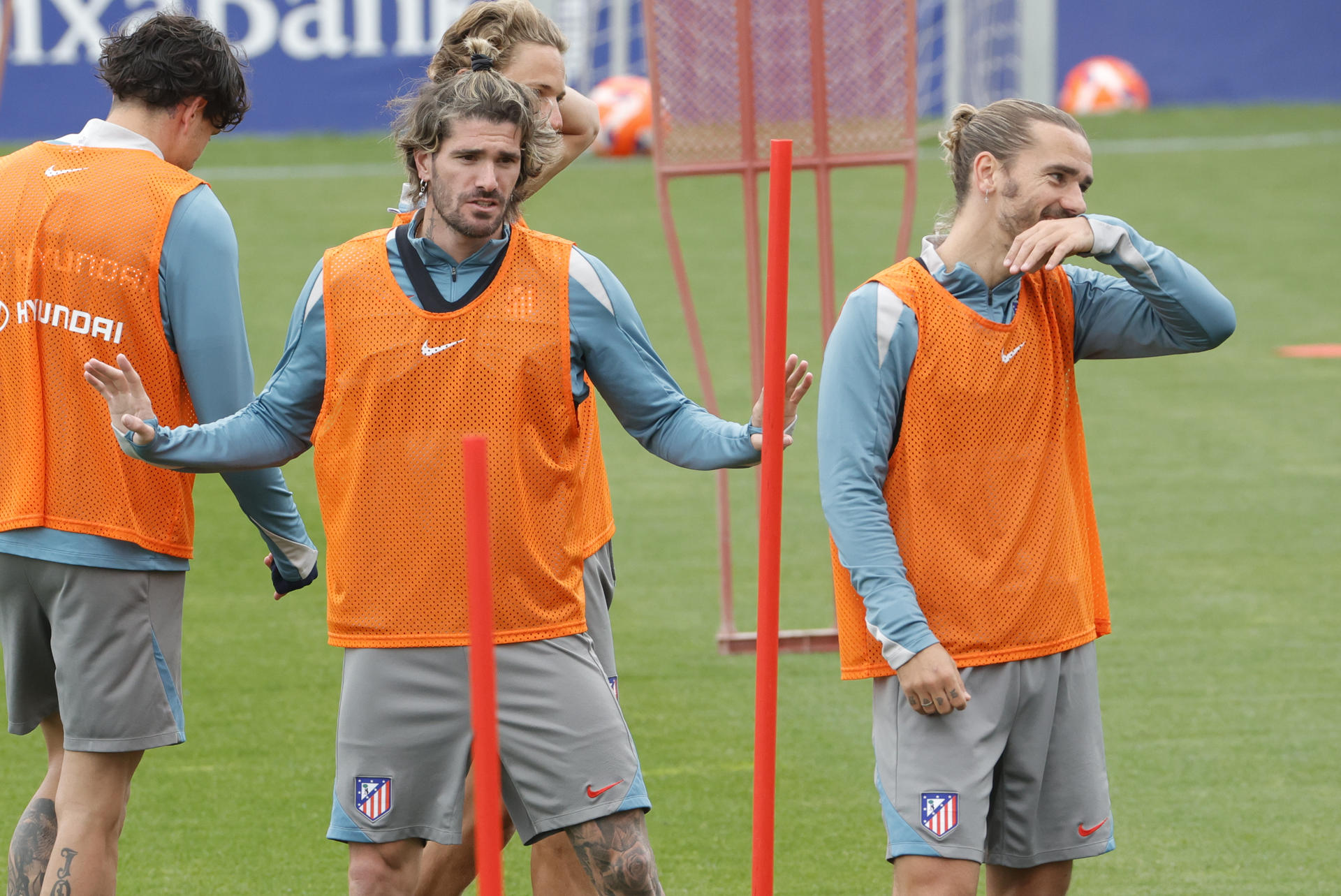 Griezmann y De Paul, que apuntan a suplentes en Las Palmas, durante el entrenamiento de este viernes. EFE/ Zipi