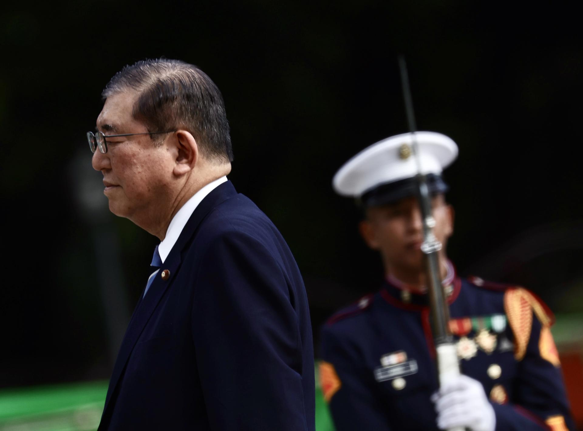 MANILA (Philippines), 29/04/2025.- Japanese Prime Minister Shigeru Ishiba (L) attends a wreath laying ceremony to honor Filipino national hero Jose Rizal at the Luneta Park in Manila, Philippines, 29 April 2025. Ishiba is in Manila to improve economic and development cooperation, political and defense engagements between the two nations. (Japón, Filipinas) EFE/EPA/FRANCIS R. MALASIG