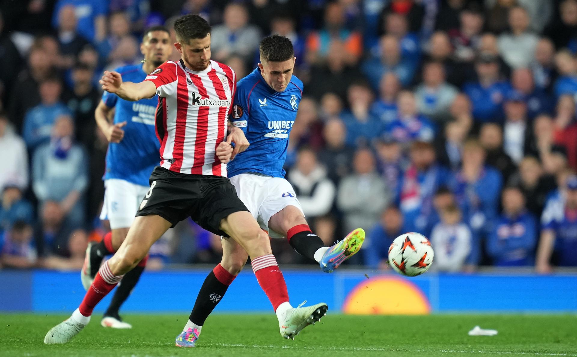 San Mamés decidirá la eliminatoria de cuartos de final de la Liga Europa entre el Rangers y el Athletic tras terminar el choque en Ibrox Stadium con empate a cero tras desaprovechar los rojiblancos la superioridad numérica de que gozaron desde el minuto 13, que en los últimos fue de dos jugadores, y un penalti que le detuvo Liam Kelly a Alex Berenguer. EFE/EPA/MARK RUNNACLES