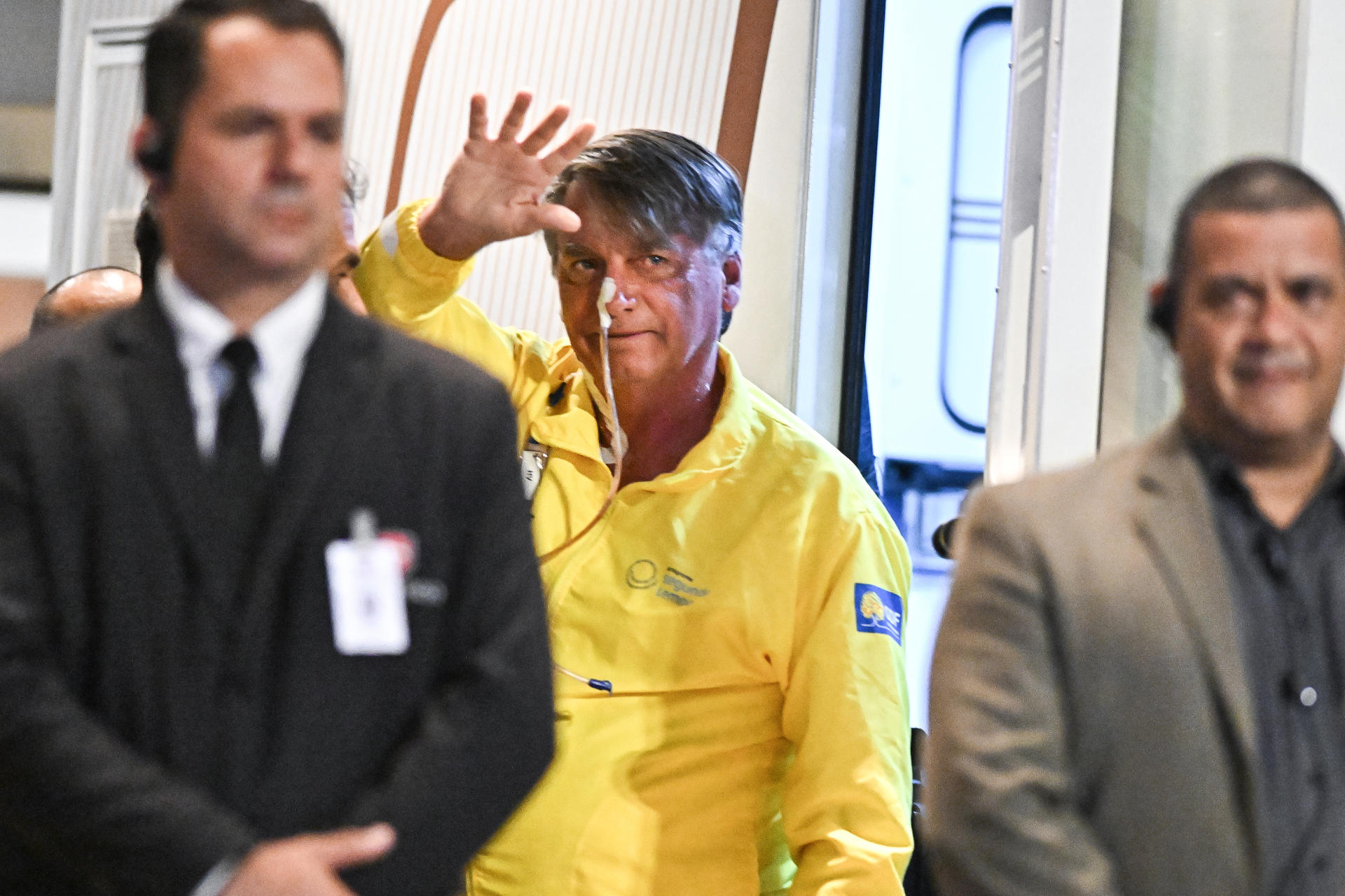 El expresidente de Brasil Jair Bolsonaro llega al Hospital DF Star este sábado, en Brasilia (Brasil). Bolsonaro llegó durante la noche de este sábado al centro médico en Brasilia donde permanecerá internado con un diagnóstico de distensión abdominal y obstrucción parcial del intestino. EFE/ Andre Borges