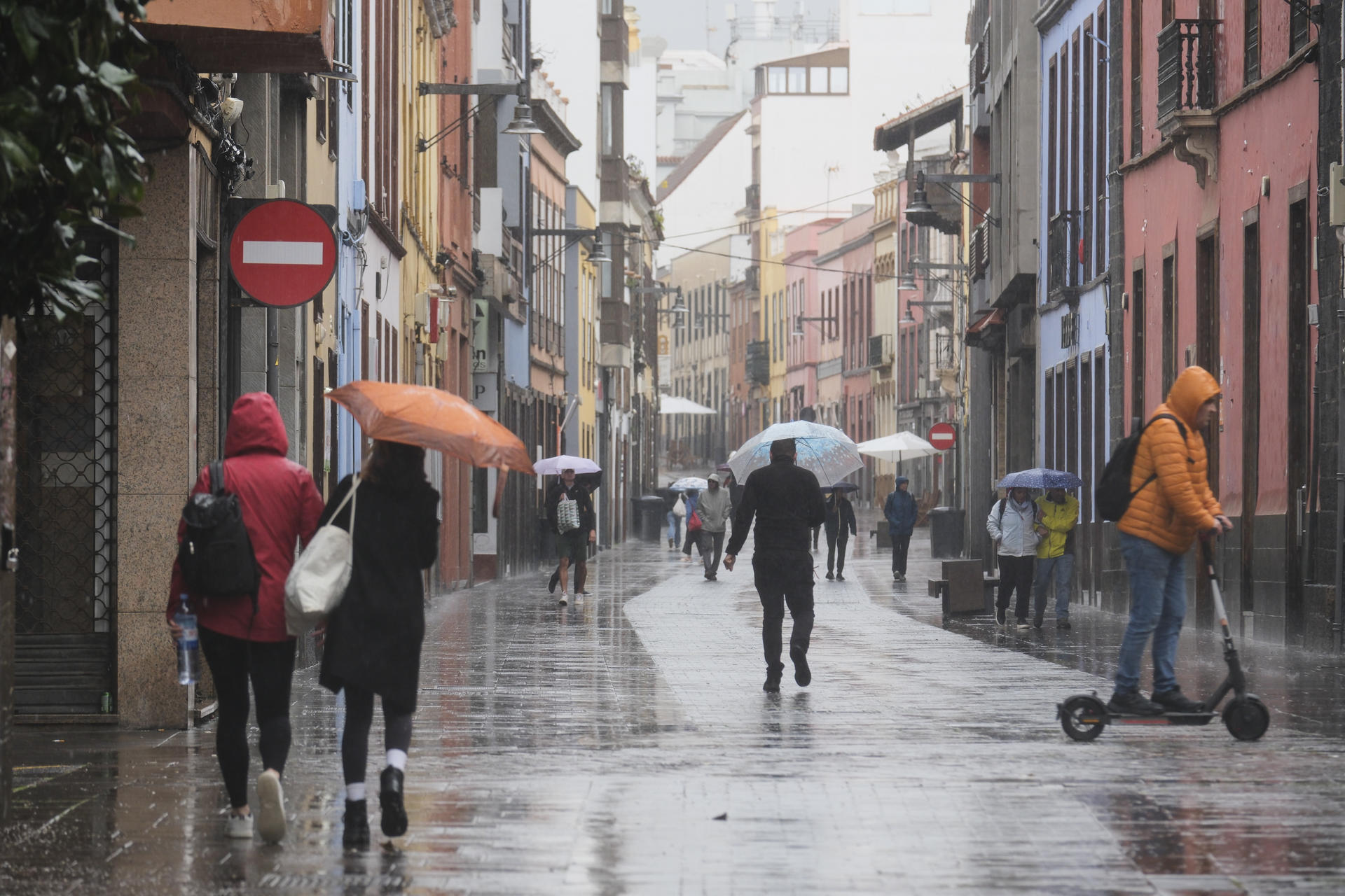 En la imagen varias personas caminan bajo la lluvia en La Laguna, Tenerife. EFE/Alberto Valdés