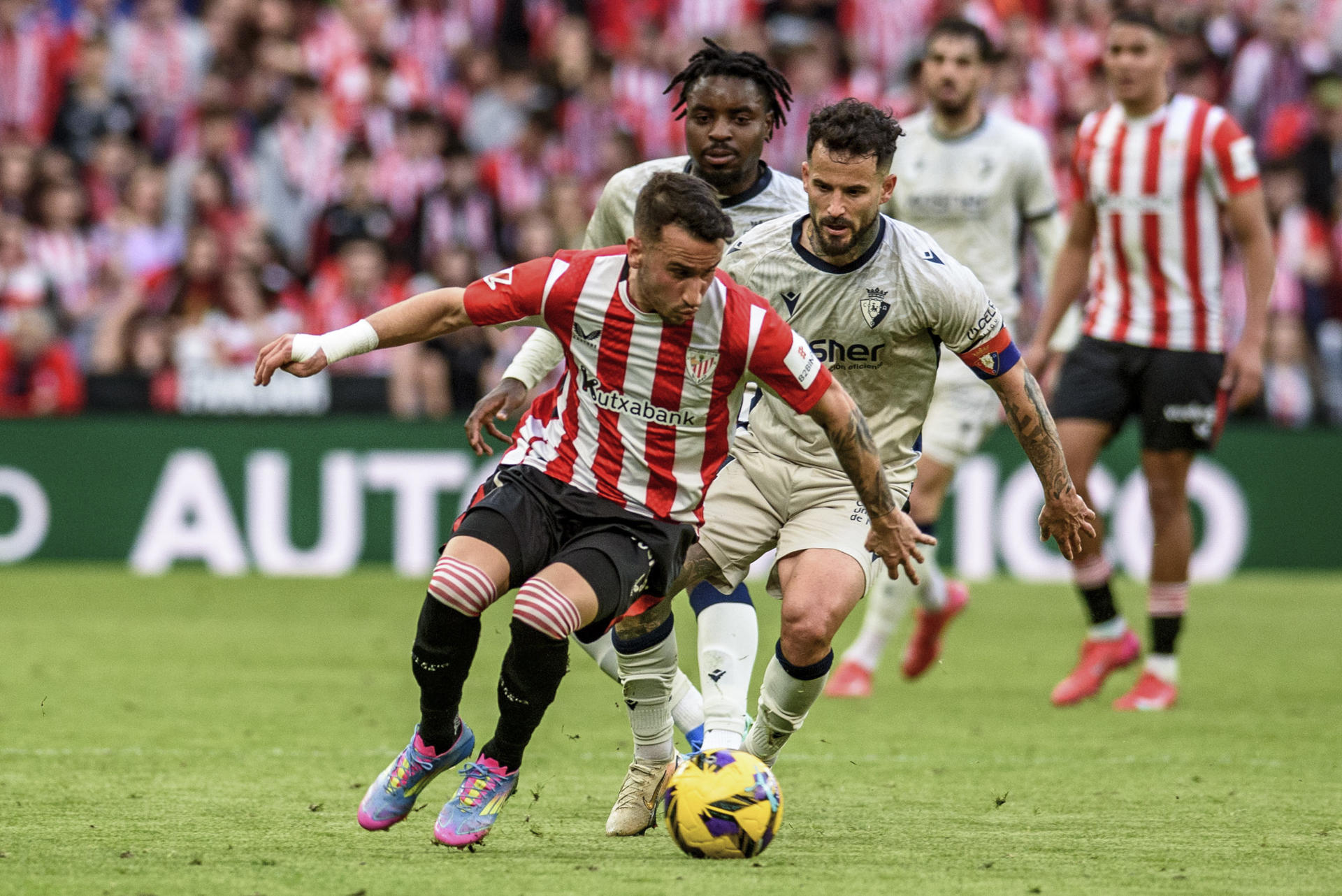 El delantero del Athletic Club de Bilbao Álex Berenguer (i) intenta controlar el balón en una imagen de archivo. EFE/Javier Zorrilla