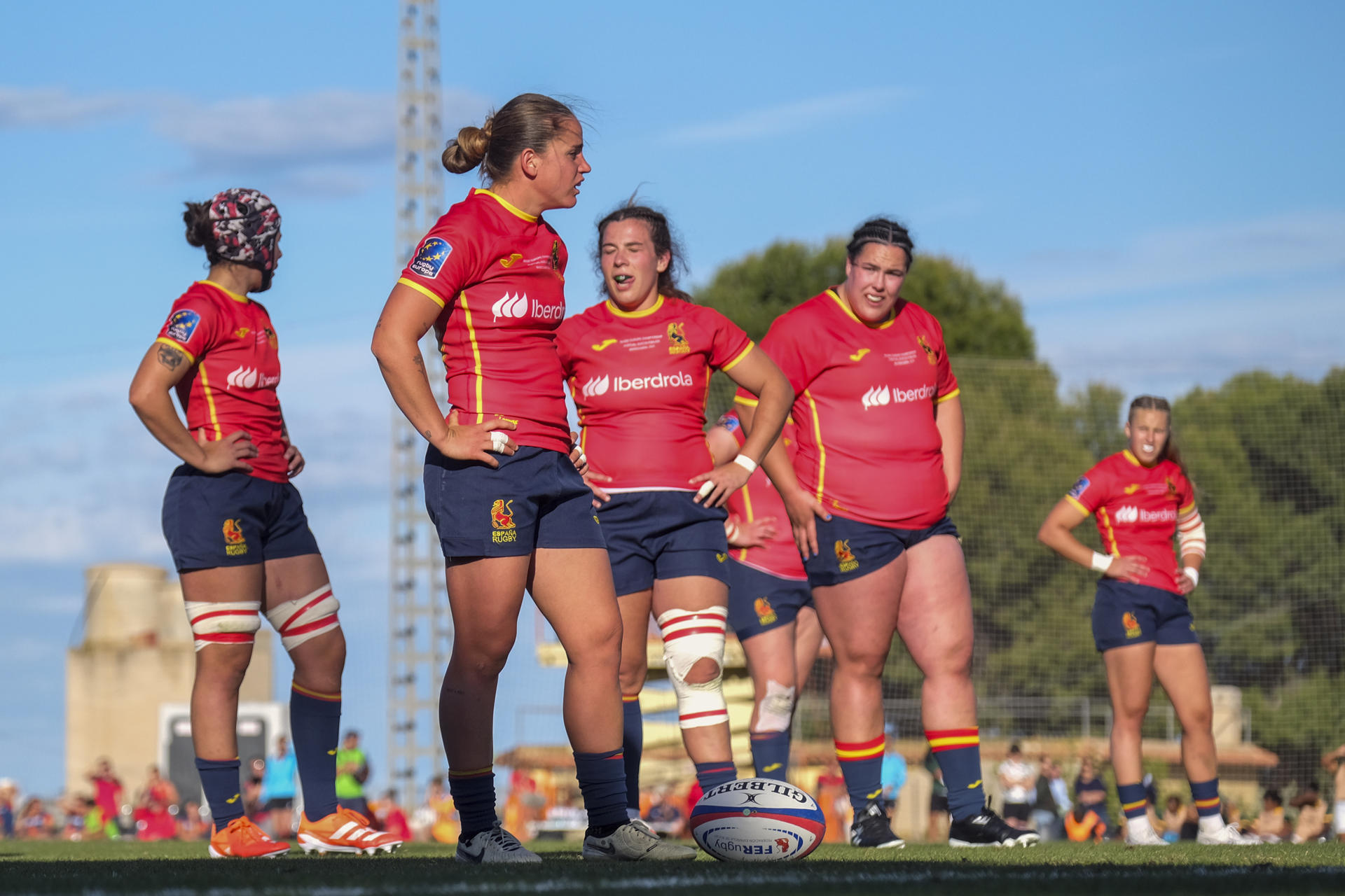 Un momento del partido amistoso internacional de rugby femenino entre las selecciones de España y Sudáfrica, disputado en el campo de rugby del Bonalba Resort de Mutxamel. EFE / Pablo Miranzo
