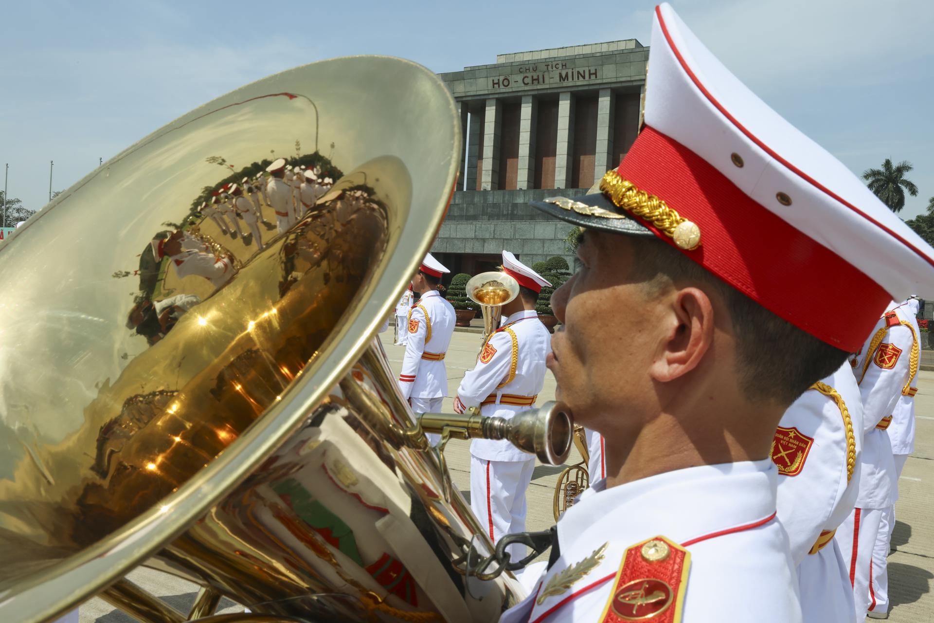 HANOI (Vietnam), 15/04/2025.- Honor guards stand next to the Ho Chi Minh Mausoleum on the day Chinese President Xi Jinping visits to lay a wreath in Hanoi, Vietnam, 15 April 2025. The Chinese president is on a state visit to Vietnam from 14 to 15 April 2025. EFE/EPA/Athit Perawongmetha / POOL