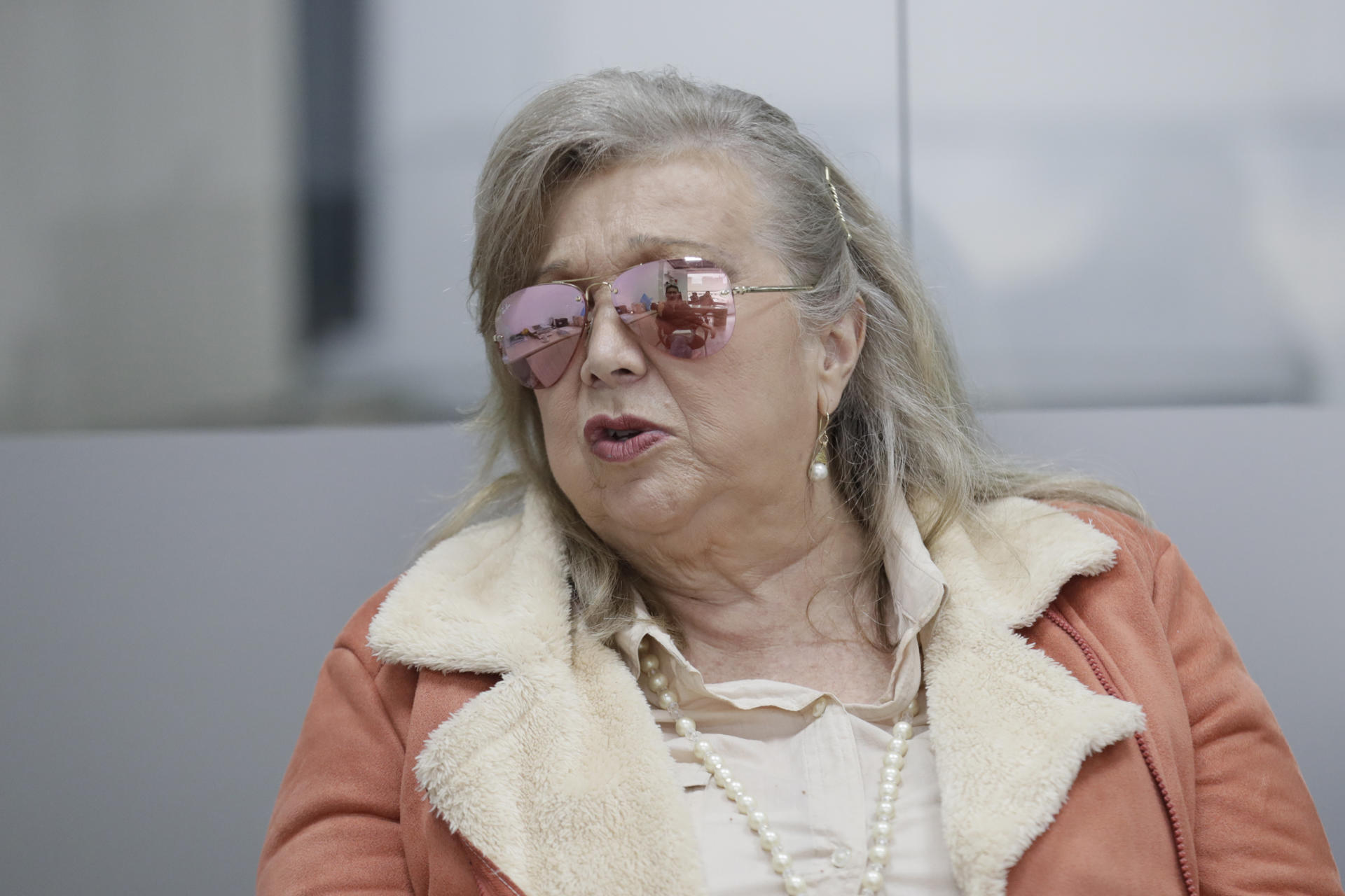 La escritora colombiana Celmira Zuluaga habla durante entrevista con EFE este viernes, en Bogotá (Colombia). EFE/ Carlos Ortega