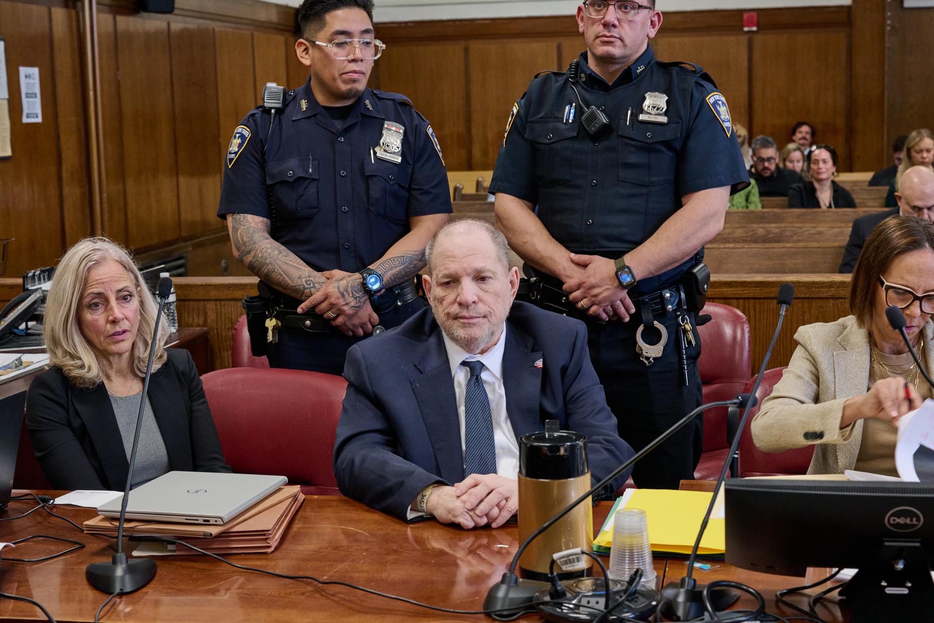 El exproductor de cine Harvey Weinstein (c) comparece ante el tribunal para su nuevo juicio en el Tribunal Penal de Manhattan en Nueva York. EFE/CURTIS MEANS