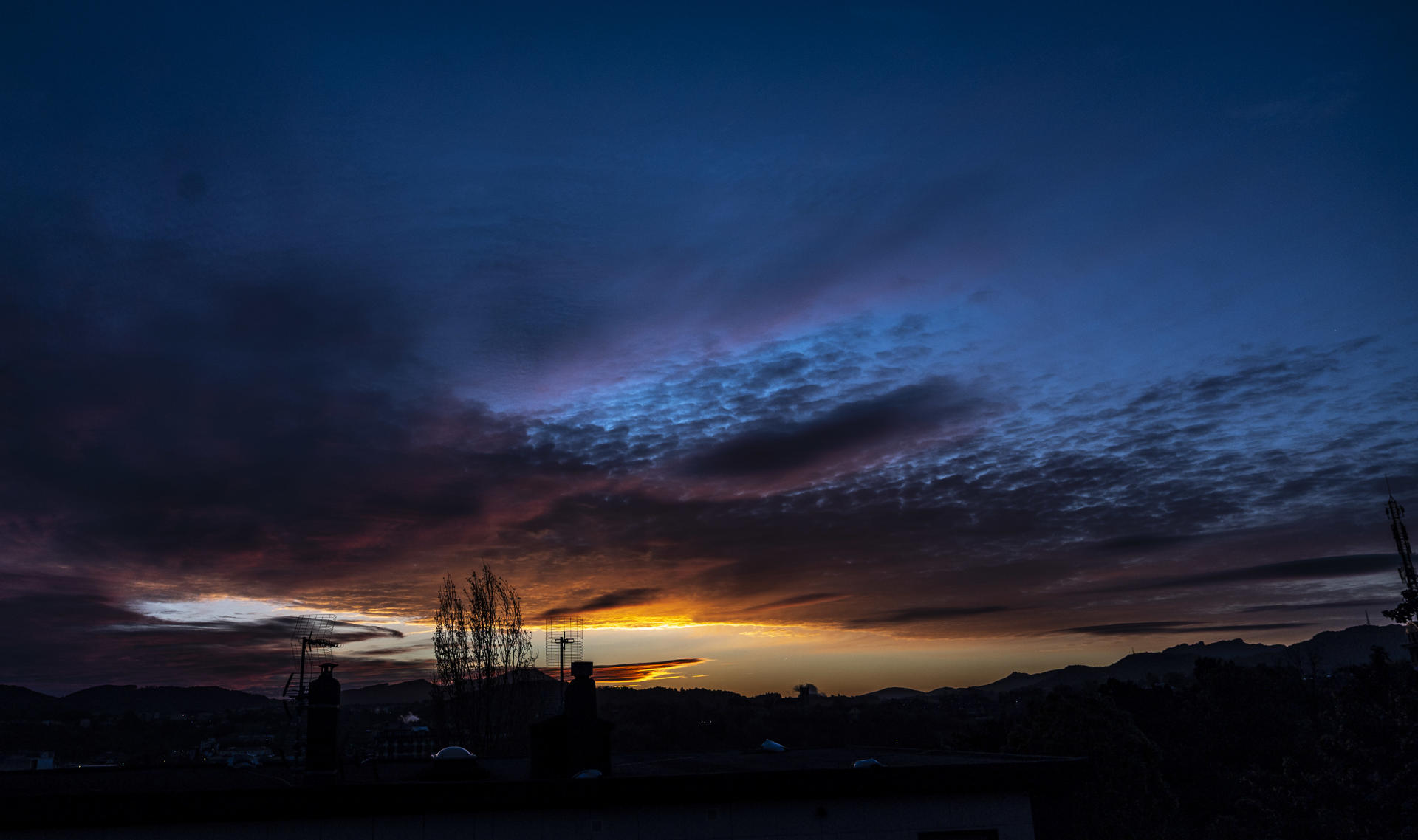 Vista del amanecer este miércoles en San Sebastián.EFE/Javier Etxezarreta