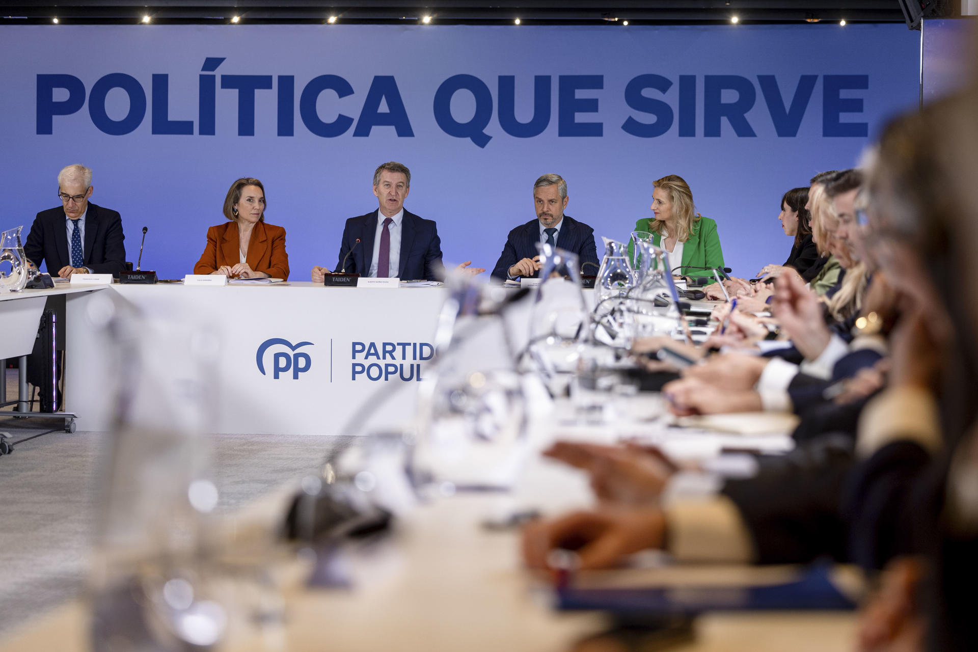 El líder del PP, Alberto Núñez Feijóo (3i), se reúne este lunes en la sede de Génova con representantes de organizaciones afectadas por los aranceles anunciados por el presidente estadounidense, Donald Trump, y con consejeros de los gobiernos autonómicos del Partido Popular de áreas relacionadas con las tarifas. EFE/ Daniel Gonzalez