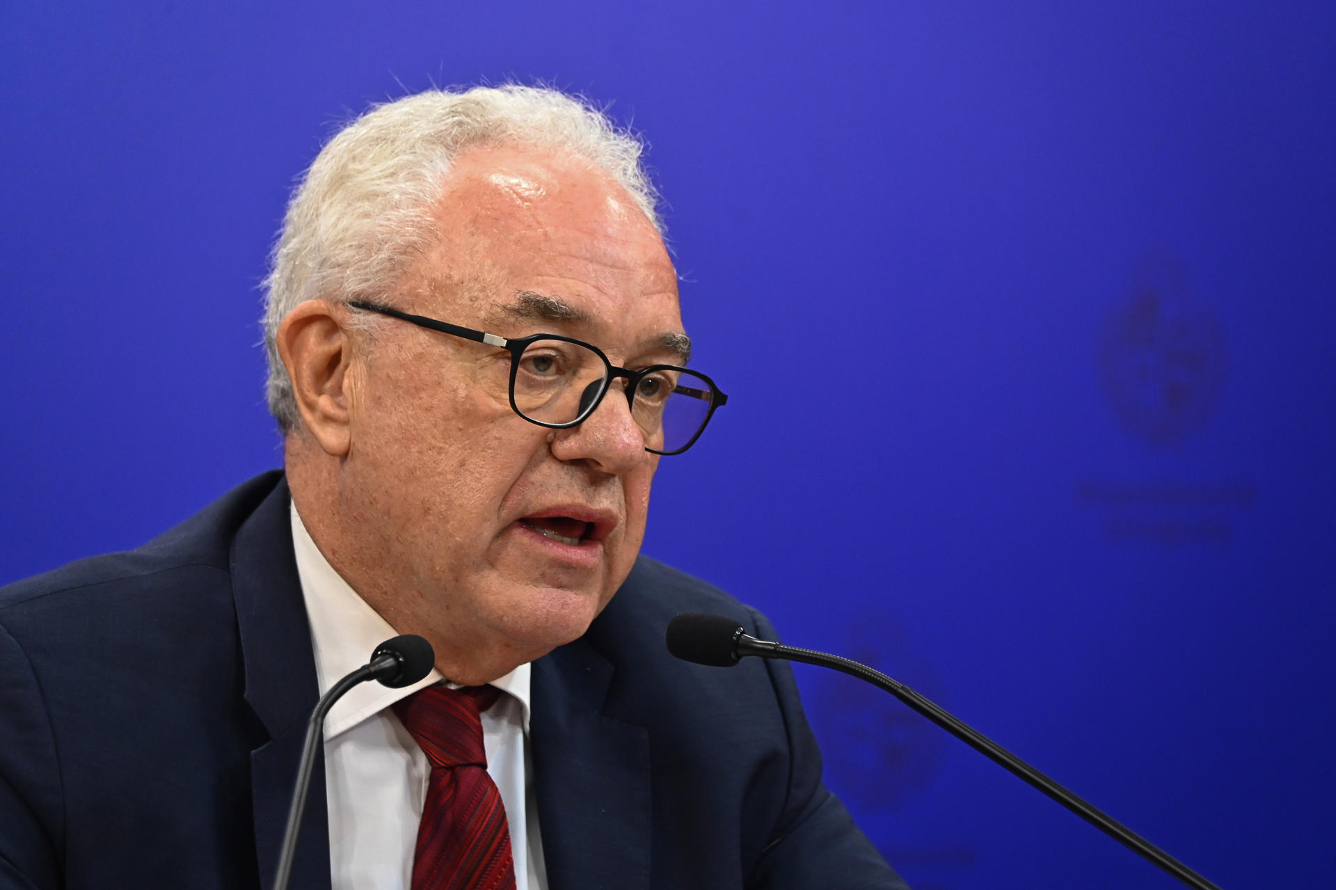 El canciller de Uruguay, Mario Lubetkin, durante una rueda de prensa este lunes, 28 de abril, en Montevideo (Uruguay). EFE/Federico Gutiérrez