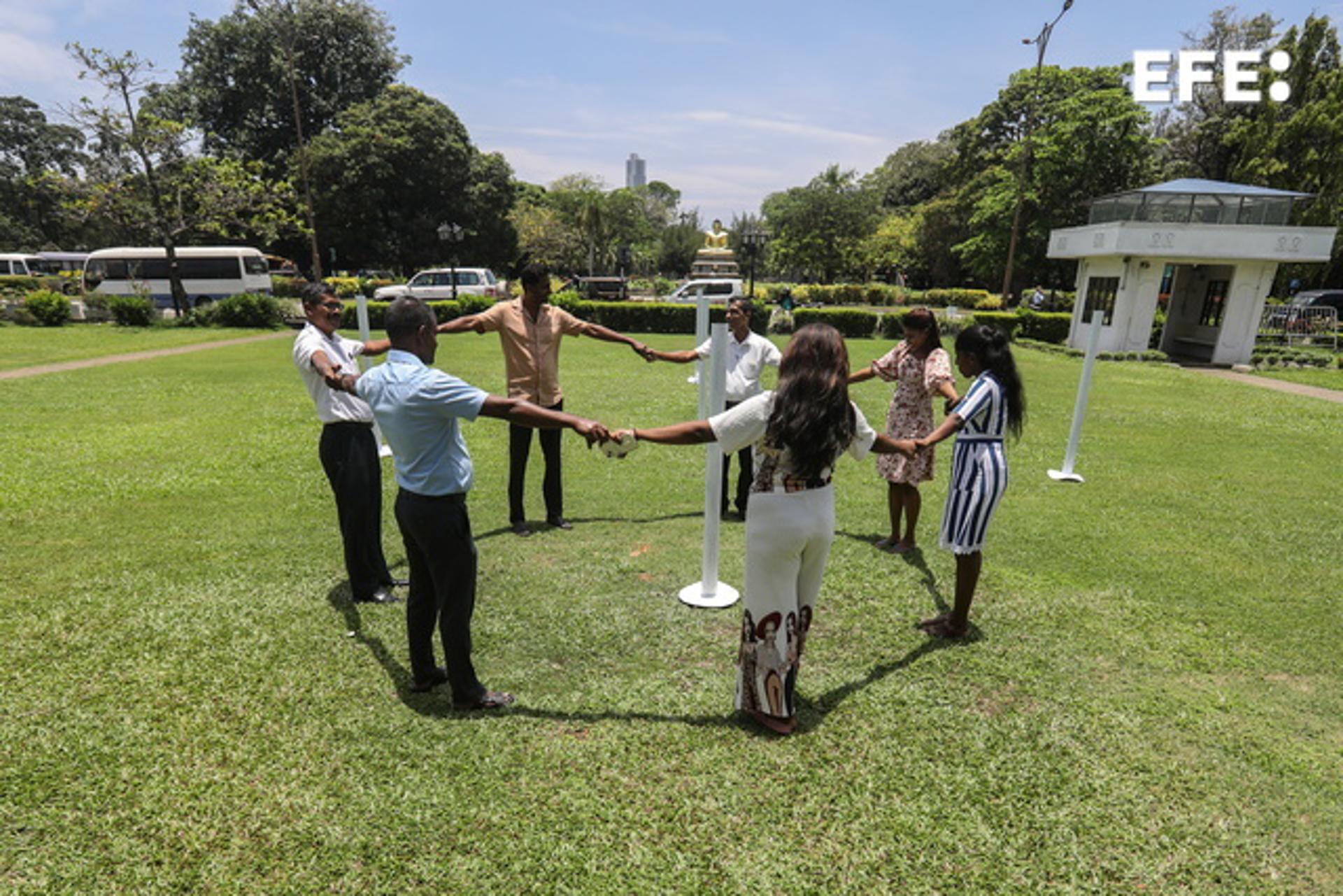 Aficionados a la ciencia en Sri Lanka y personal municipal de Colombo participan en una observación del 'día sin sombra', en el que los objetos no proyecten ninguna sombra visible. EFE/EPA/CHAMILA KARUNARATHNE