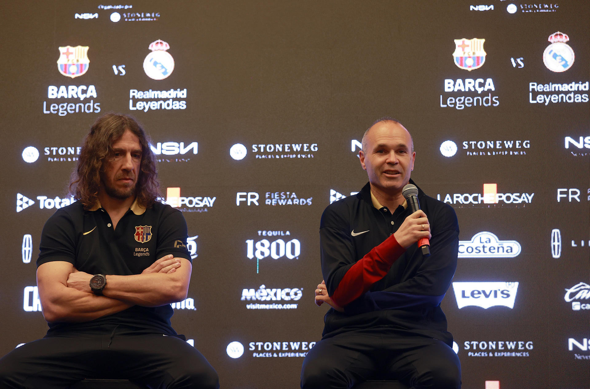 Los exfutbolistas españoles del Barcelona, Carles Puyol (i) y Andrés Iniesta, participan en una conferencia de prensa este sábado, previo al juego leyendas del Barça y Real Madrid en Ciudad de México (México). EFE/Alex Cruz