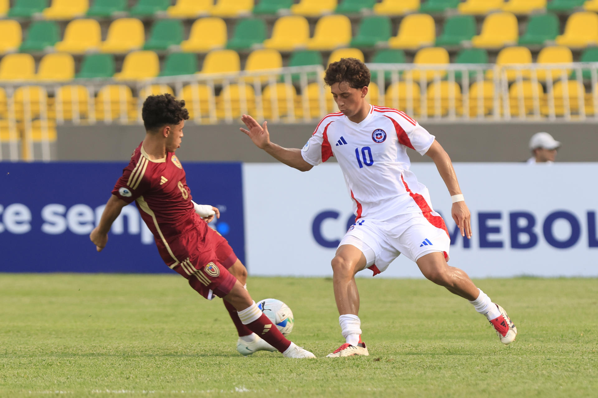 El chileno Zidane Yáñez (d) disputa el balón con el venezolano Henrry Díaz este sábado, en el partido por el tercer puesto del Sudamericanao Sub-17 que ganó la Vinotinto a la Roja por 3-0 en el estadio Jaime Morón, de la ciudad colombiana de Cartagena. EFE/ Ricardo Maldonado Rozo