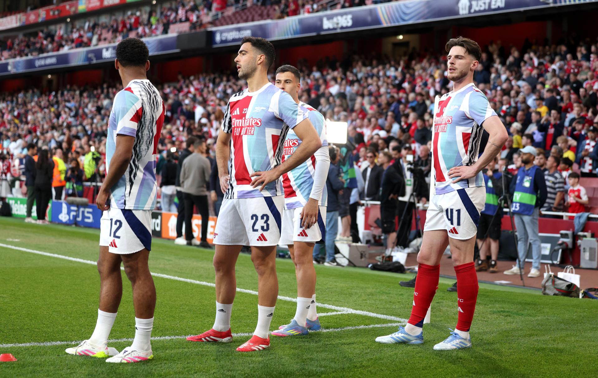 El jugador del Arsenal Declan Rice (d) calienta con sus compañeros ante del partido de ida de semifinales de la Liga de Campeones que han jugado Arsenal FC y Paris Saint-Germain, en Londres. EFE/EPA/NEIL HALL