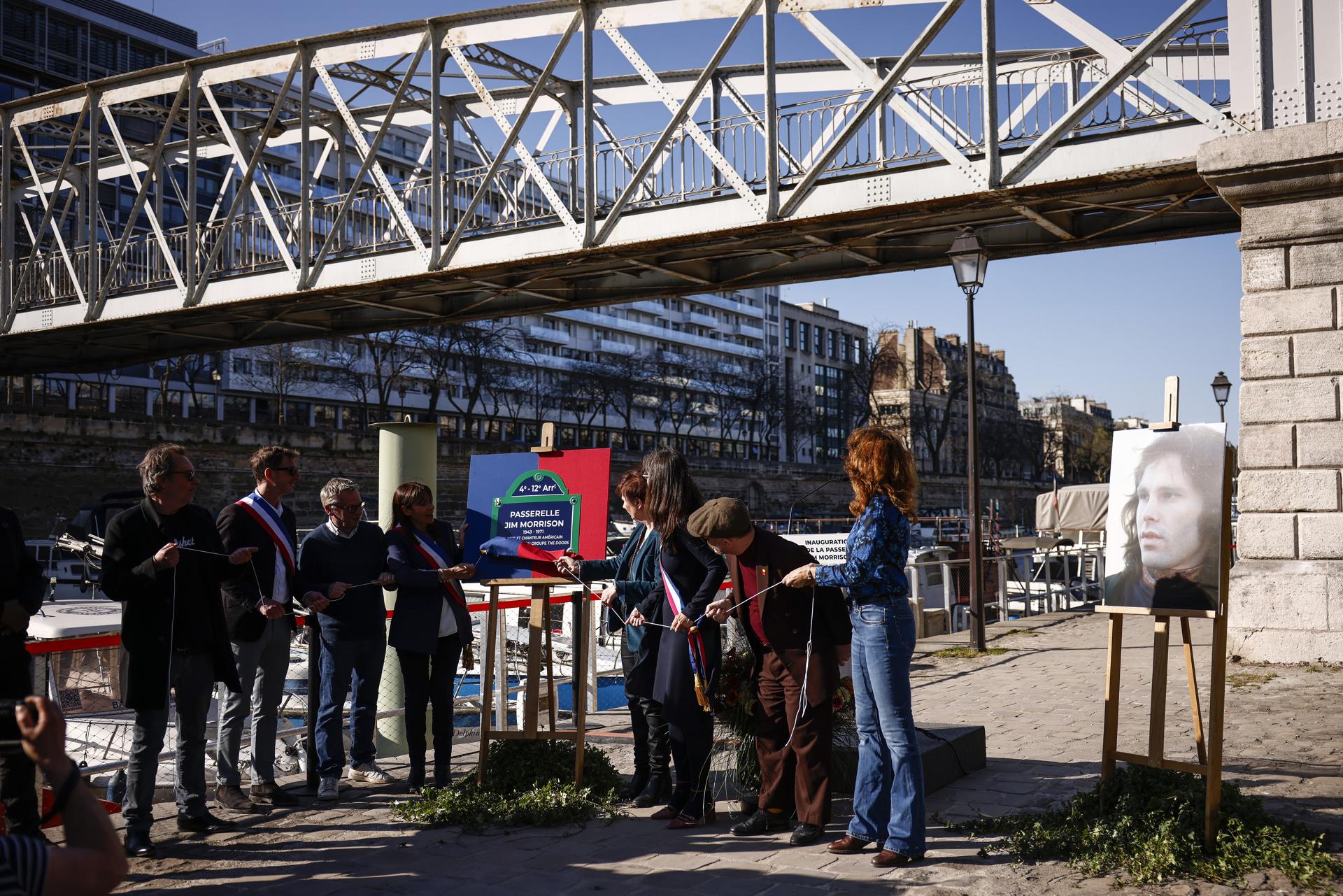 - La alcaldesa de París, Anne Hidalgo (C-I), pronuncia un discurso durante una ceremonia para renombrar un puente en honor al fallecido cantante de The Doors, Jim Morrison, en París, Francia, 11 de abril de 2025. Francia EFE/EPA/YOAN VALAT