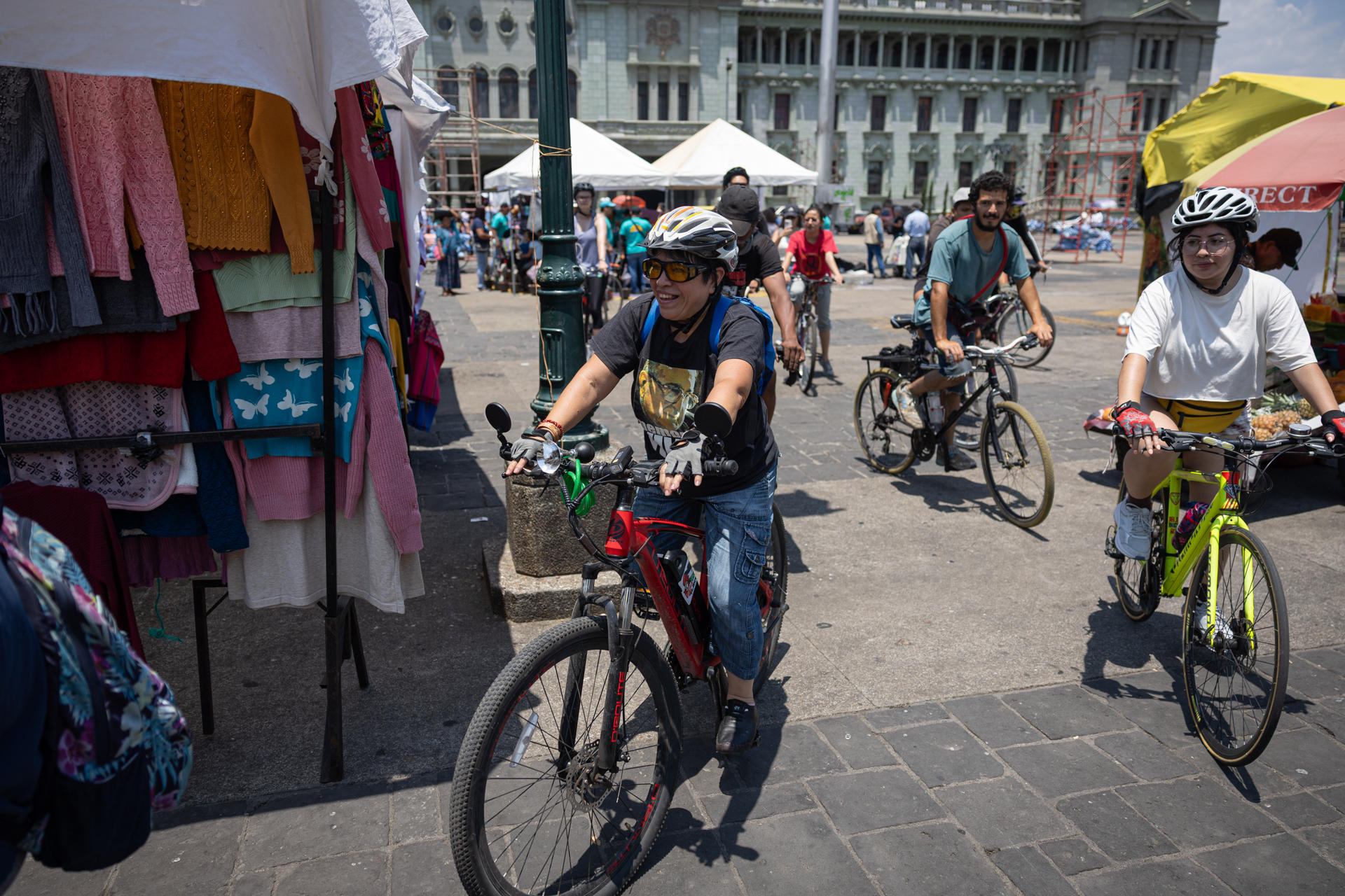 Un grupo de 20 personas de diferentes nacionalidades recorren las calles de Ciudad de Guatemala en bicicleta, tras haber rodado desde la Ciudad de México para denunciar casos de desaparición forzada y adopciones ilegales. EFE/ David Toro