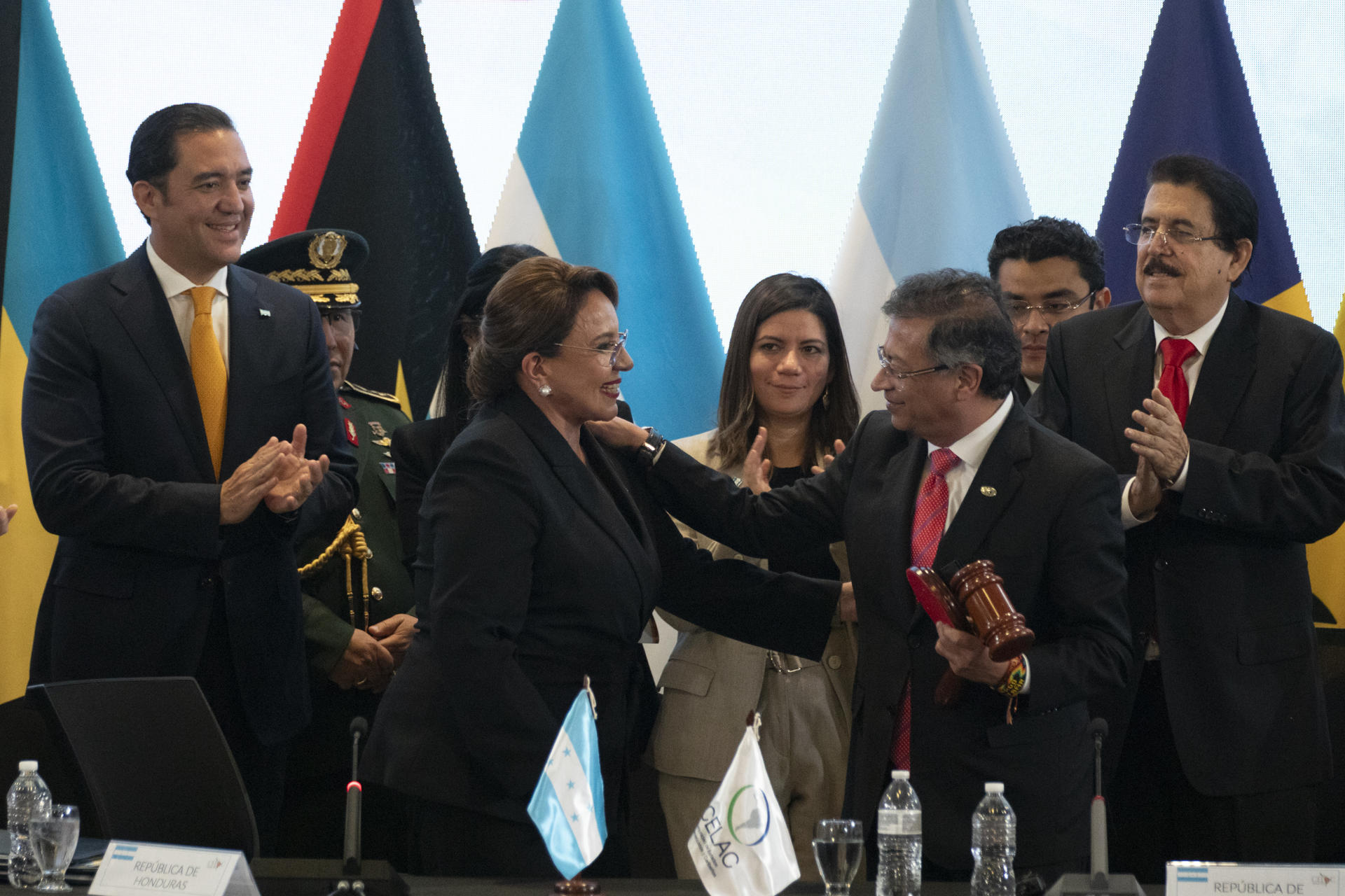 La presidenta de Honduras, Xiomara Castro (i), entrega a su homólogo colombiano, Gustavo Petro, el testigo de la presidencia pro témpore de la Comunidad de Estados Latinoamericanos y Caribeños (Celac) este miércoles, en Tegucigalpa (Honduras). EFE/ STR