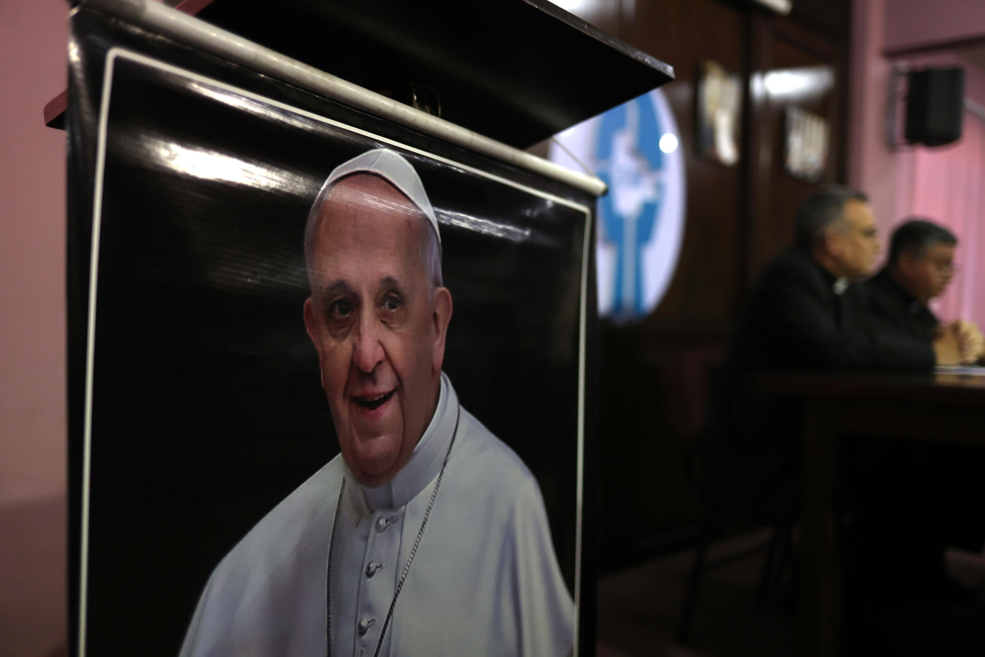 Detalle de una imagen del Papa Francisco durante una rueda de prensa este lunes, 21 de abril, en la Conferencia Episcopal Boliviana, en La Paz (Bolivia). EFE/Luis Gandarillas