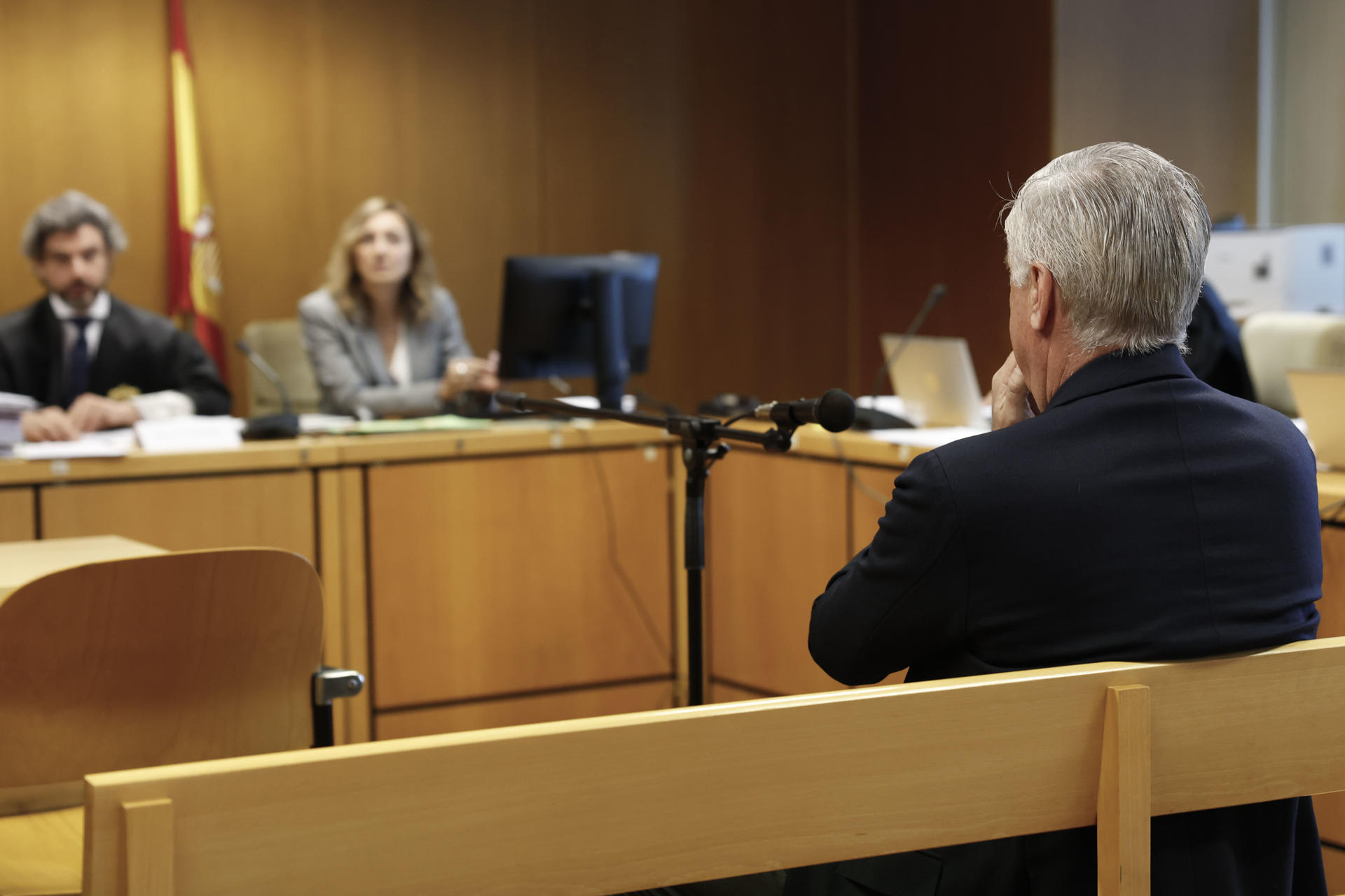 El entrenador del Real Madrid, Carlo Ancelotti (d), este miércoles durante su juicio en la Audiencia Provincial de Madrid por defraudar presuntamente algo más de un millón de euros a Hacienda y para quien la Fiscalía pide cuatro años y nueve meses de prisión. EFE/JJ Guillén