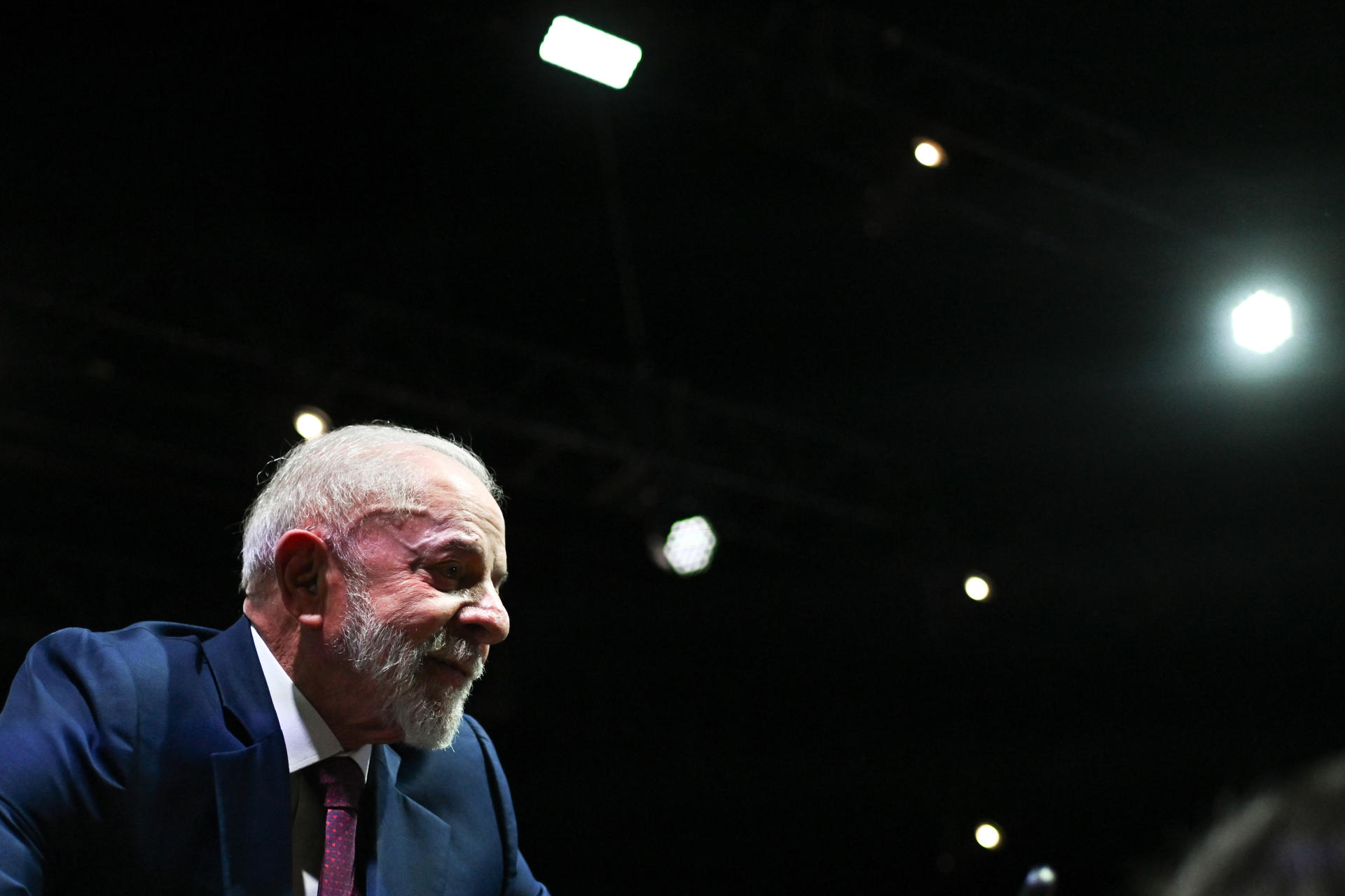 El presidente de Brasil, Luiz Inácio Lula da Silva, saluda durante una ceremonia de evaluación de los dos primeros años de gobierno ayer, en el Centro de Convenciones Ulysses Guimaães, en Brasilia (Brasil). EFE/ Andre Borges