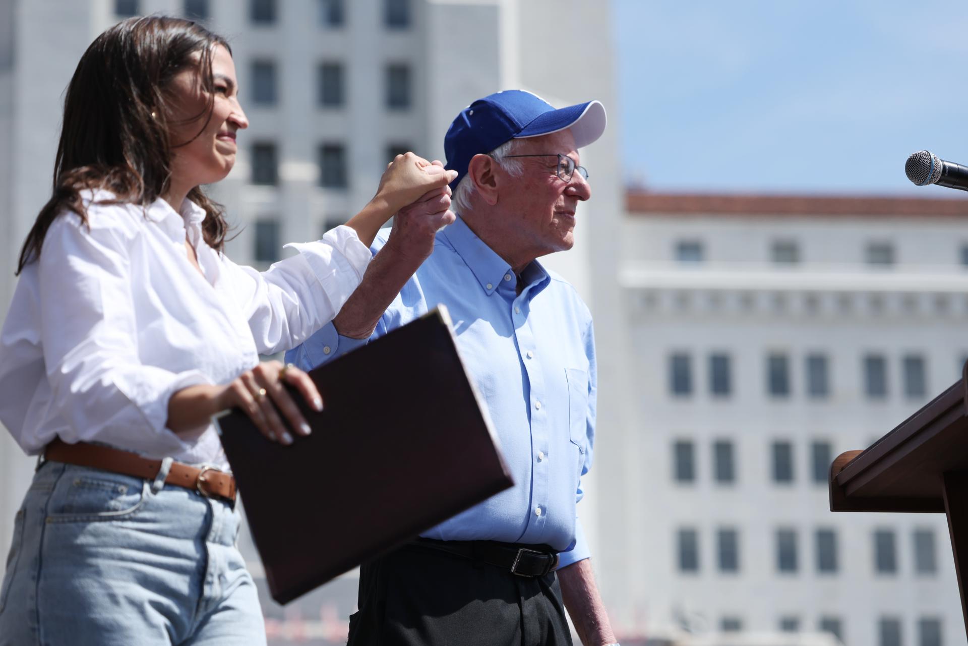Fotografía de archivo del senador estadounidense Bernie Sanders (i) y la legisladora Alexandria Ocasio-Cortez. EFE/EPA/DAVID SWANSON