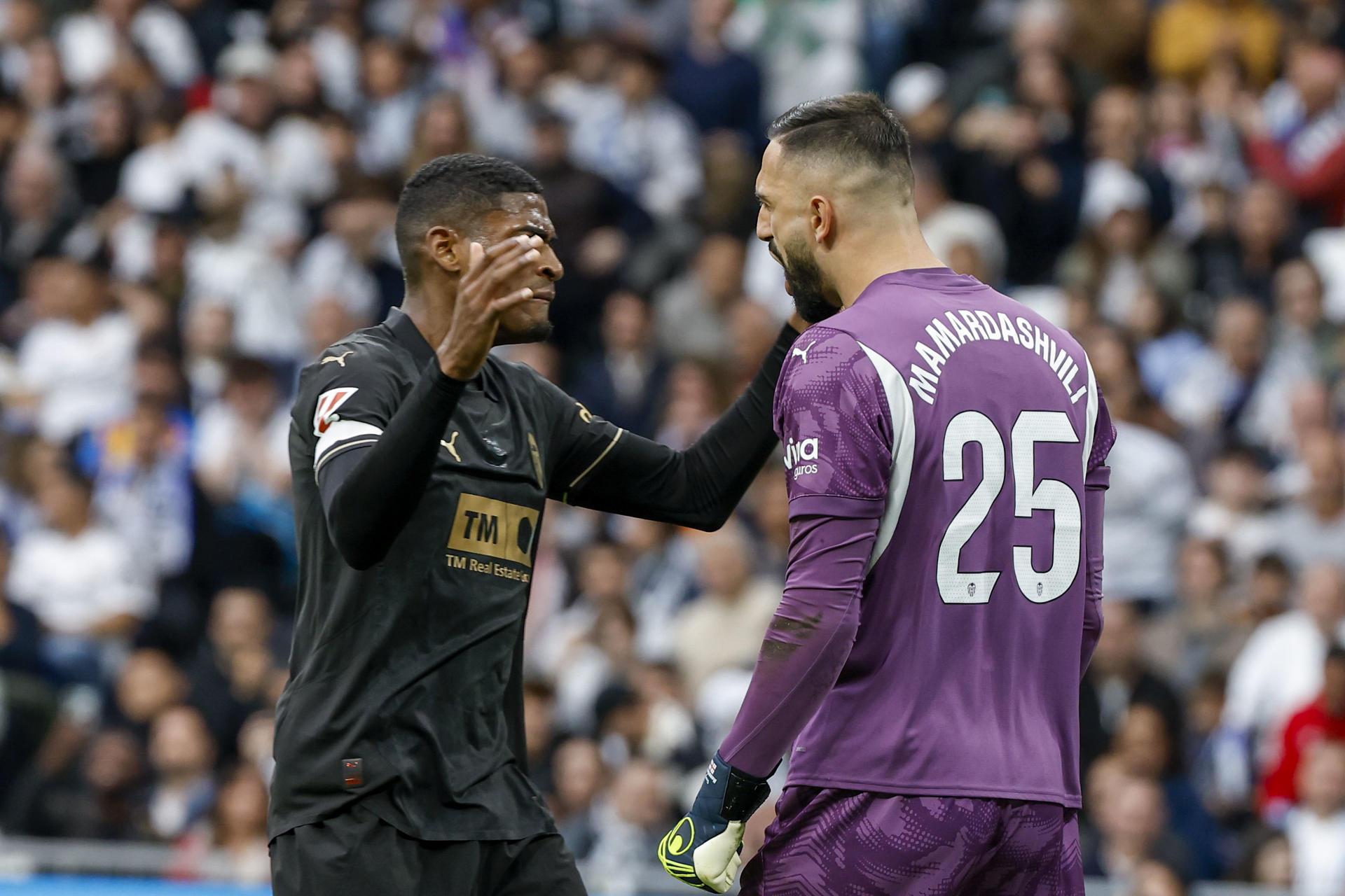 El portero georgiano del Valencia Giorgi Mamardashvili (d) durante el partido de LaLiga entre el Real Madrid y el Valencia disputado en el estadio Santiago Bernabéu en Madrid. EFE/Chema Moya