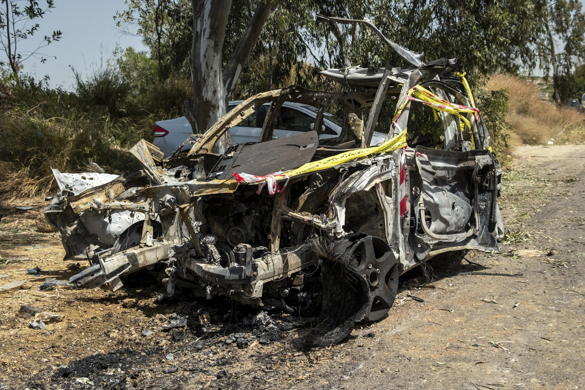- Un coche calcinado tras el ataque de un dron israelí en la localidad de Baawerta, en el centro del Líbano, este martes. El bombardeo causó la muerte de Hussein Izzat Atwi, miembro del grupo islamista Jamaa al Islamiya, aliado de Hamás, en uno de los ataques más alejados de la frontera con Israel desde la entrada en vigor del alto el fuego. EFE/ Edgar Gutiérrez