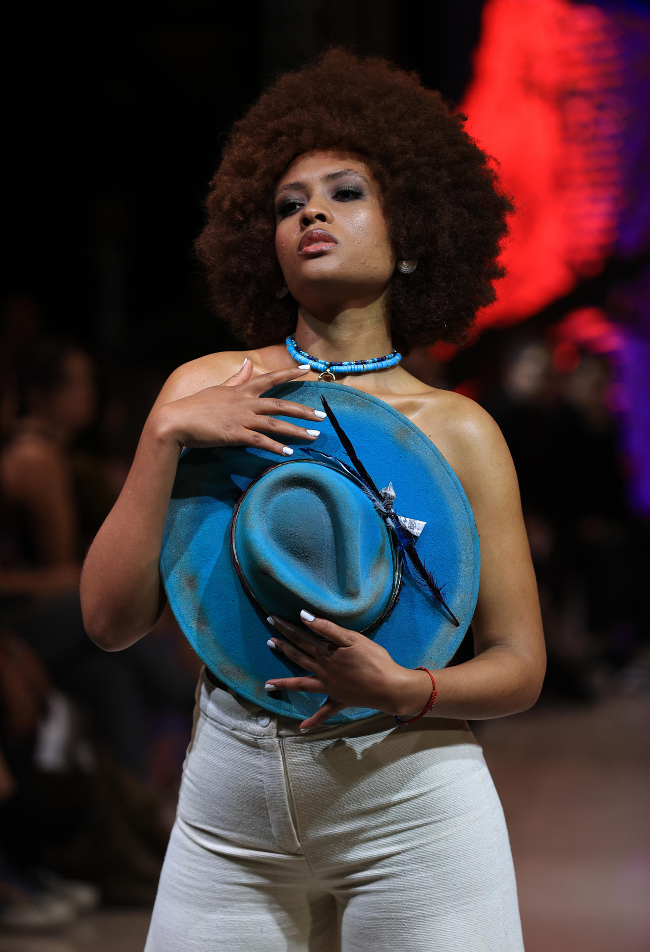 Una modelo luce un diseño de la dominicana Gianina Azar este jueves, durante el 'New York Fashion Week Egalitarian Weaves - Edición Mitad del Mundo', en el Palacio de Cristal del Parque Itchimbía, en Quito (Ecuador). EFE/ José Jácome