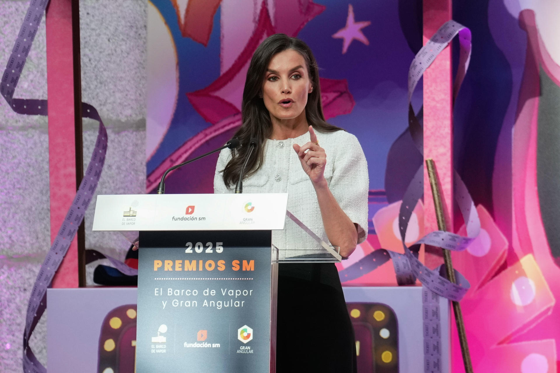 La reina Letizia interviene en el acto de entrega de la 47ª edición de los premios SM de literatura infantil y juvenil El Barco de Vapor y Gran Angular, este jueves en la Real Casa de Correos, en Madrid. EFE/ Borja Sánchez-Trillo