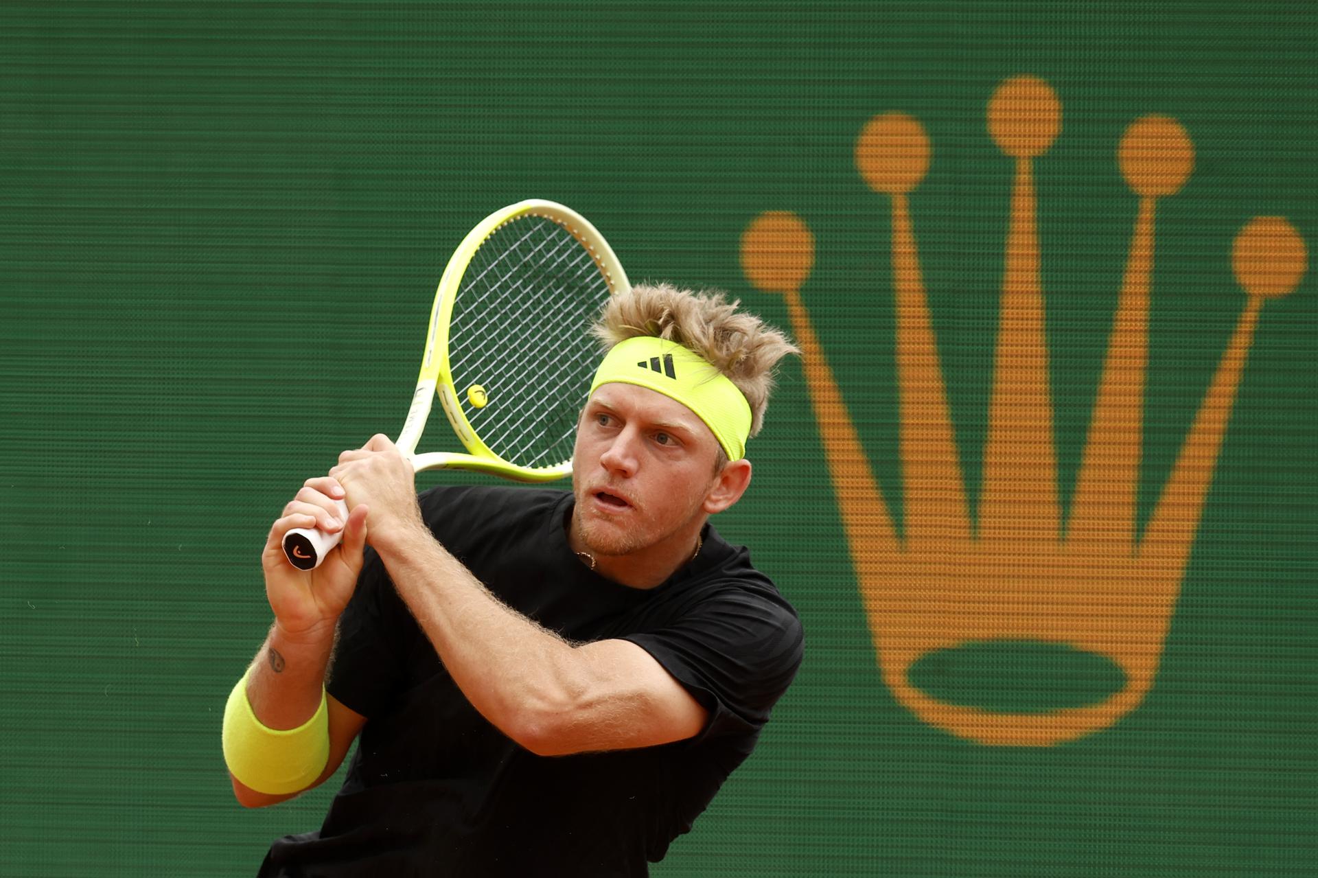 El español Alejandro Davidovich en acción durante su partido de cuartos de final contra el australiano Alexei Popyrin en el torneo de tenis de MontecarloEFE/EPA/SEBASTIEN NOGIER