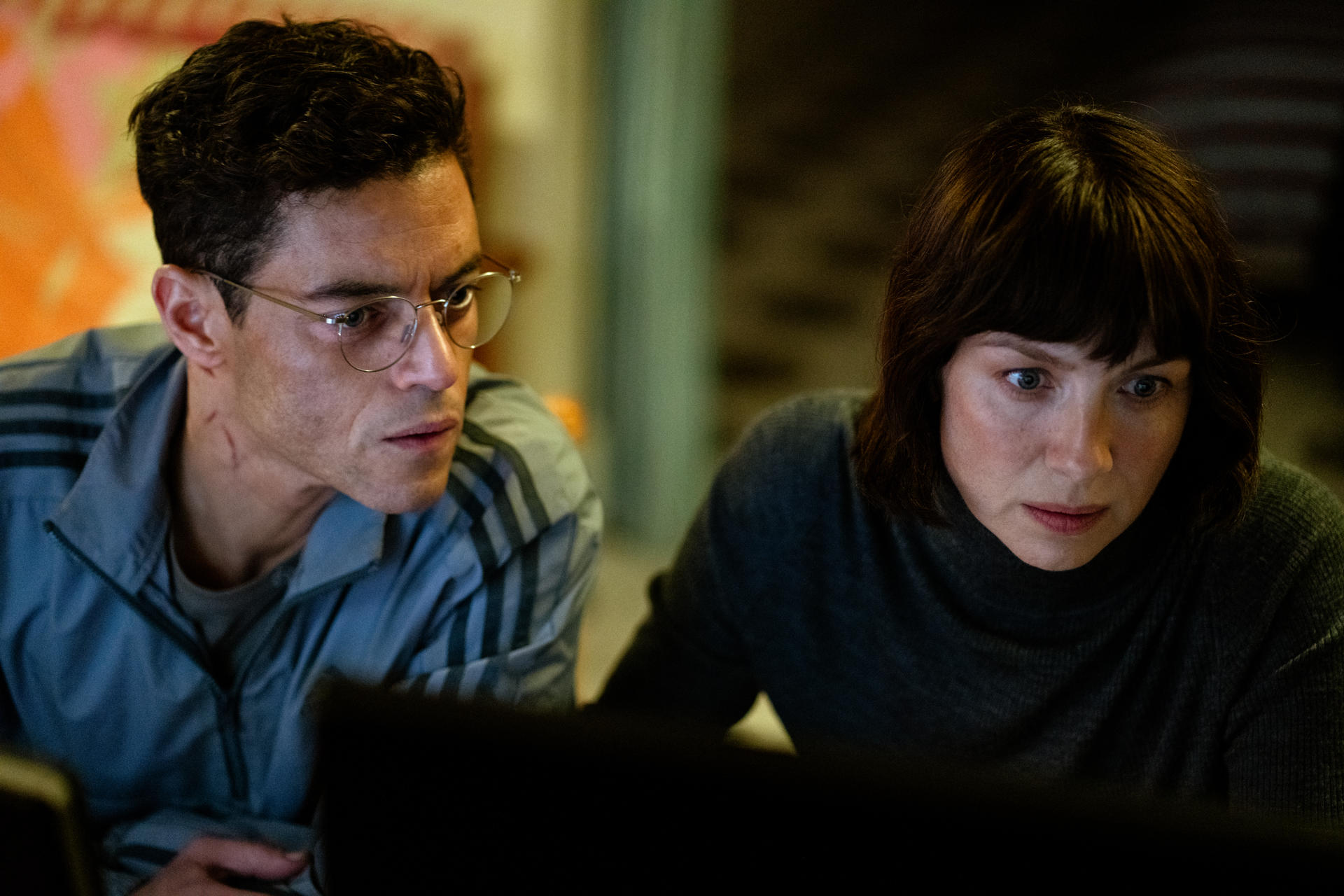 Fotografía cedida por donde aparece Rami Malek como Heller y Caitriona Balfe como Inquiline, durante una escena del nuevo thriller de espionaje 'The Amateur' que se estrena este 11 de abril en cines. EFE/John Wilson/20th Century Studios