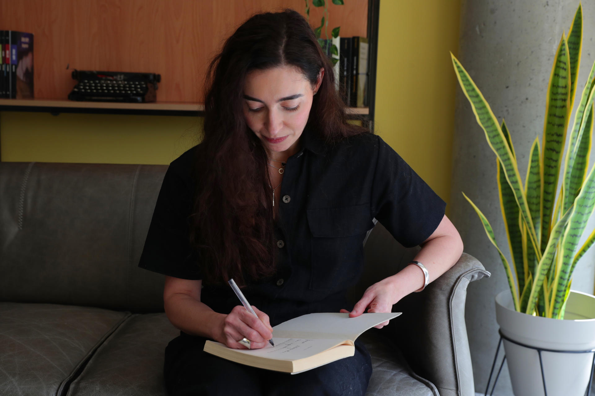 Fotografía de la escritora uruguaya Fernanda Trías posando con su ejemplar de la novela 'El monte de las furias' durante una entrevista con EFE en las oficinas de Penguin Random House, en Montevideo (Uruguay). EFE/ Alejandro Prieto