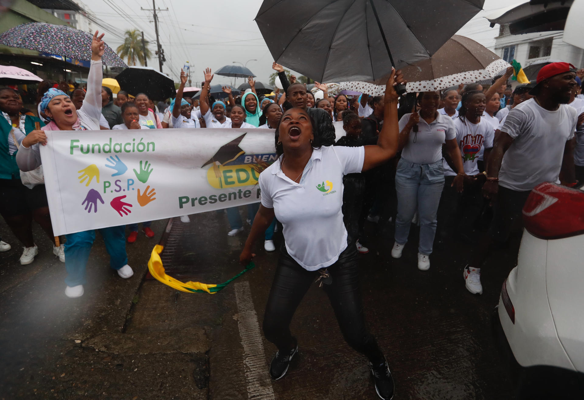 Una mujer participa en una marcha este jueves, en Buenaventura (Colombia). EFE/ Ernesto Guzmán