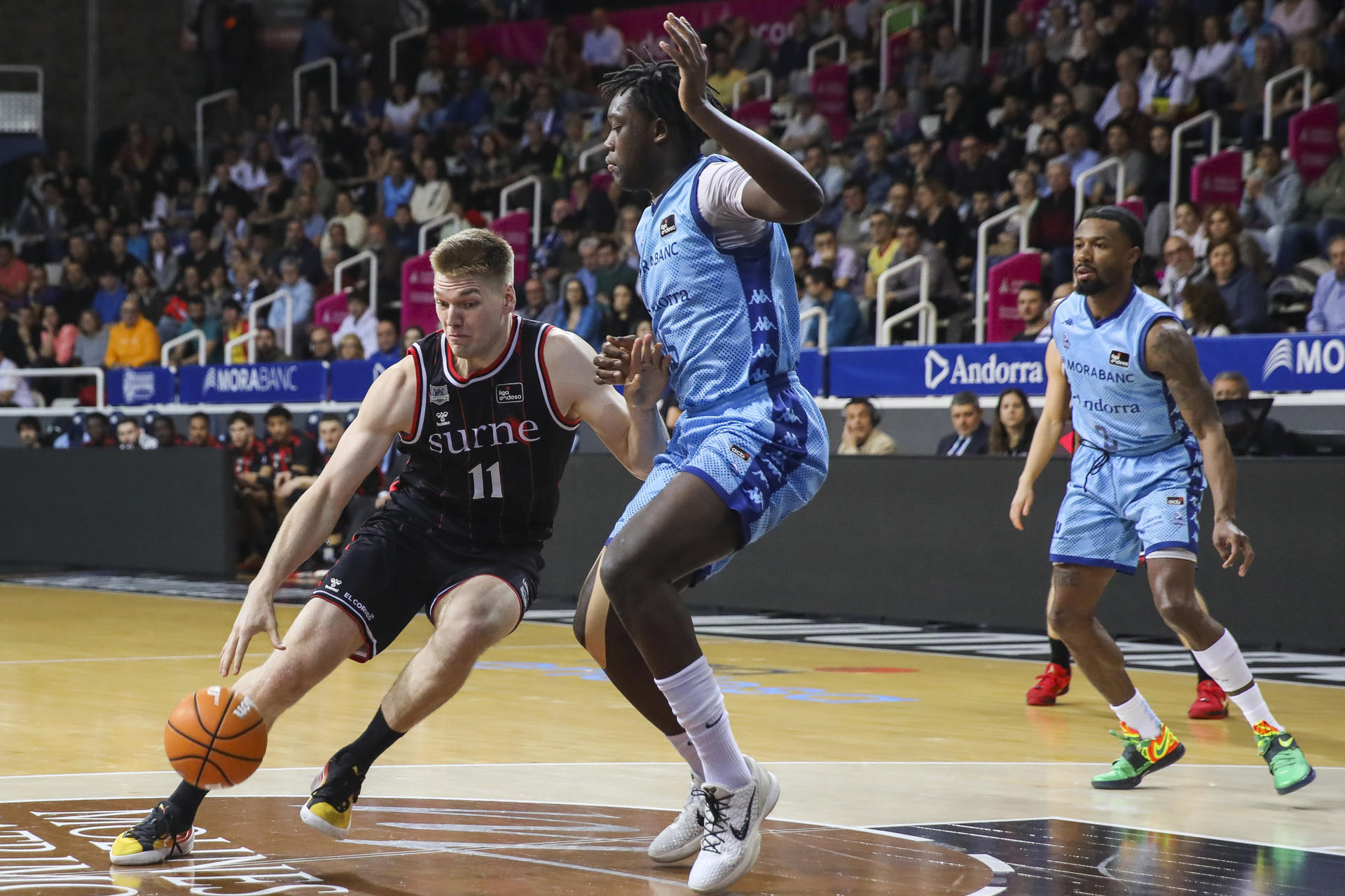 El ala-pívot belga del Bilbao Thijs De Ridder (i) intenta superar al alero francés del Andorra Sekou Doumbouya (c) durante el partido de la vigesimoséptima jornada de la Liga Endesa entre Surne Bilbao Basket y MoraBanc Andorra, este sábado en el Polideportivo Toni Martí de Andorra. EFE/ Fernando Galindo