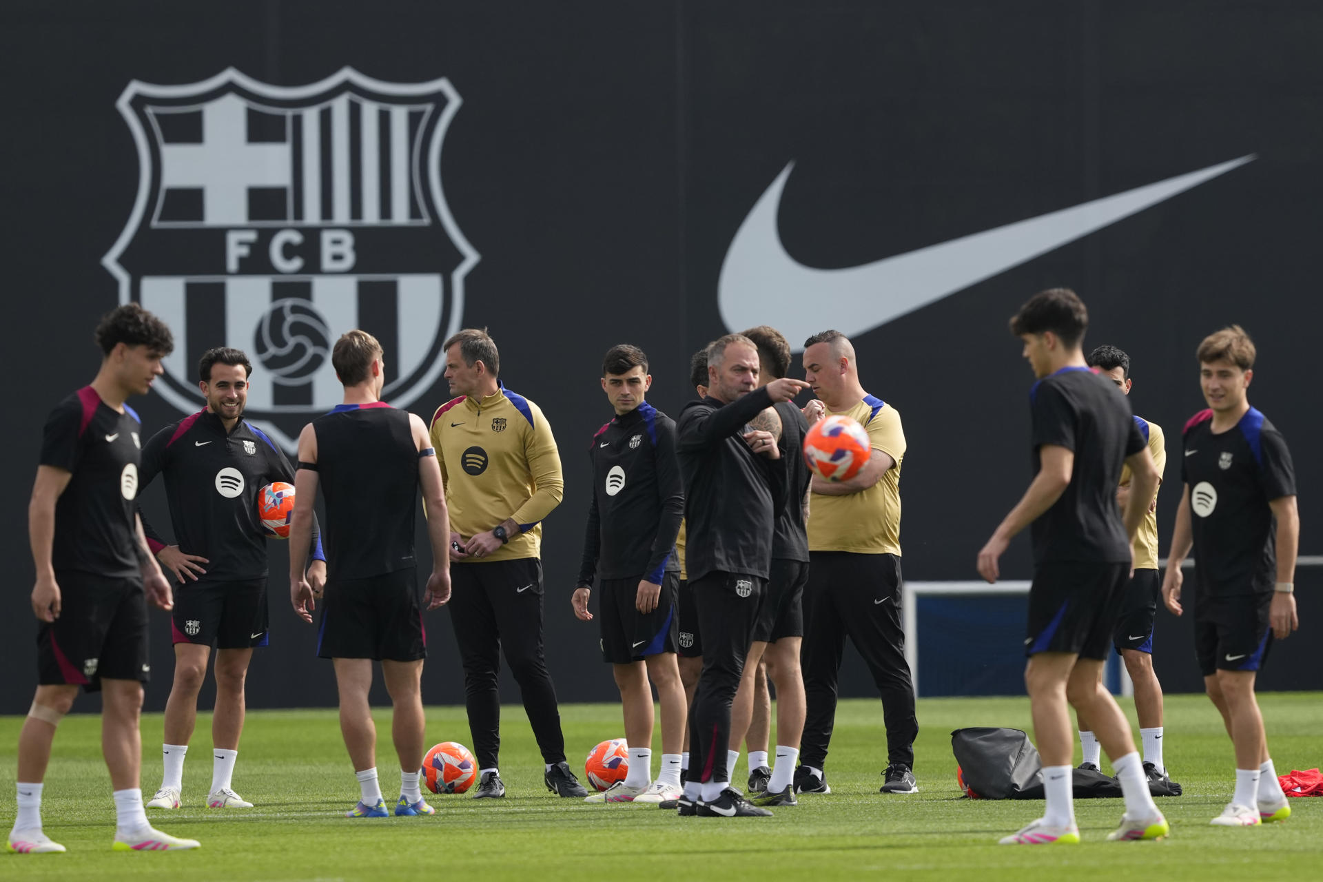 El entrenador del FC Barcelona, Hansi Flick (c), junto a varios de sus jugadores durante el entrenamiento que el equipo barcelonista ha realizado este viernes. EFE/Alejandro García