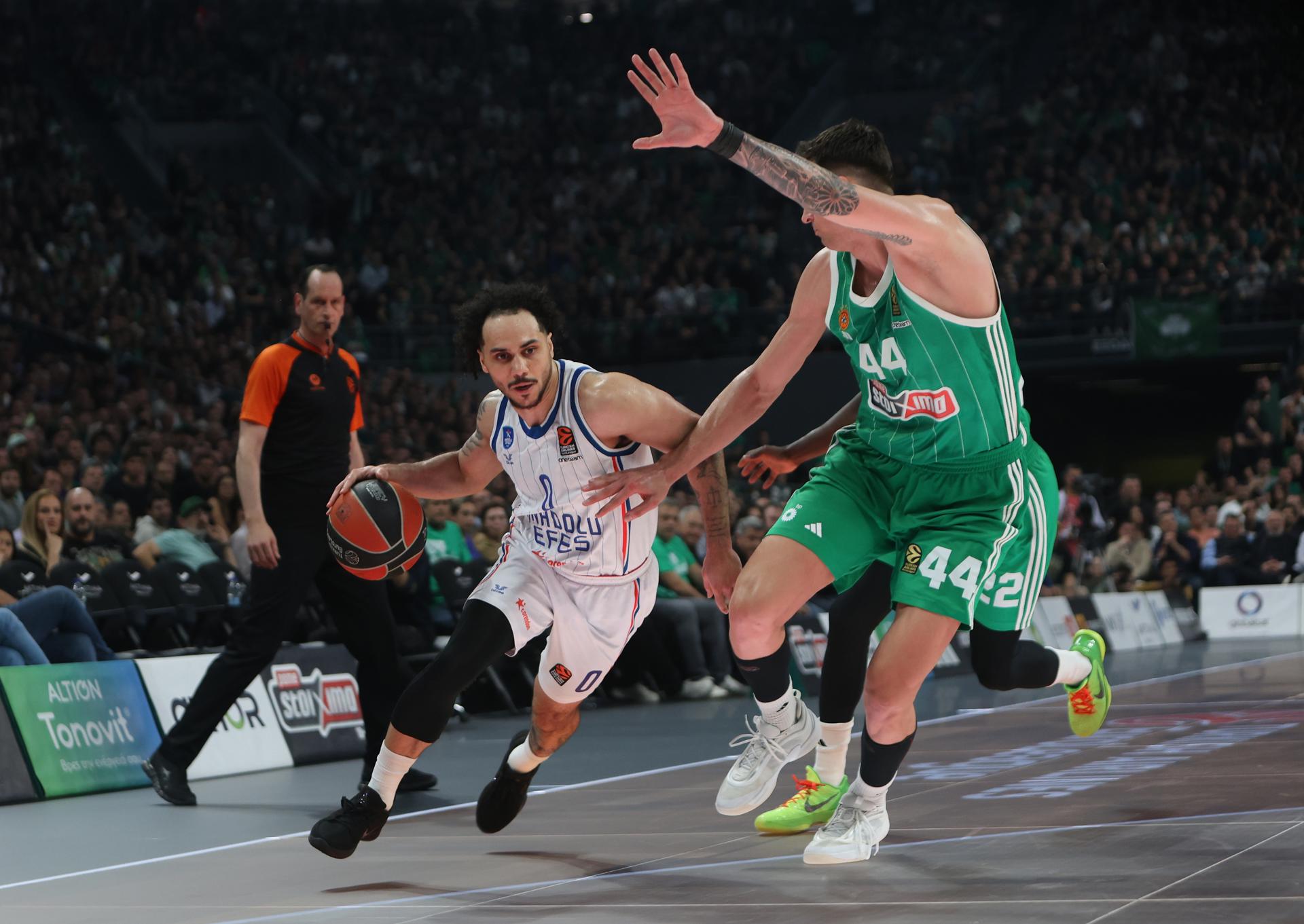 Konstantinos Mitoglou (Panathinaikos) en acción contra Shane Larkin (Anadolu Efes) durante el partido de play-off de la Euroliga de baloncesto entre Panathinaikos y Anadolu Efes en el Complejo Olímpico de Marousi, Grecia, 24 de abril de 2025. (Baloncesto, Euroliga, Grecia, Atenas, Estanbul) EFE/EPA/PETE ANDREOU