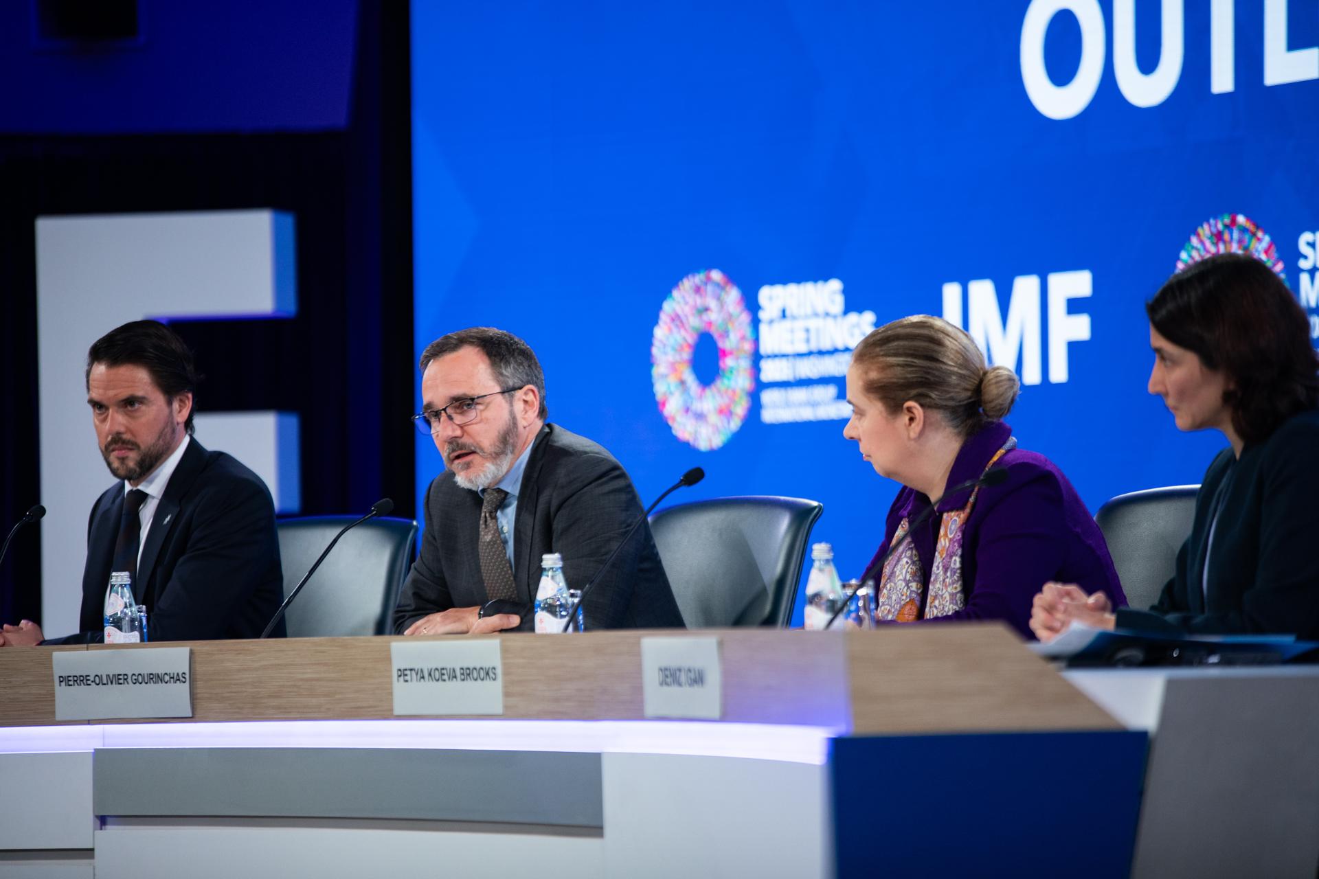 (izq a dcha). El jefe de prensa del Fondo Monetario Internacionl (FMI), Jose Luis de Haro, junto con el economista jefe del organismo, Pierre-Olivier Gourinchas, la subdirectora del Departamento de Investigación del FMI ,  Petya Koeva-Brooks, y la jefa de división de estudios económicos mundiales Deniz Egan, en la conferencia de prensa sobre las perspectivas globales del FMI en su sede en Washington, hoy 22 de abril de 2025. EFE/EPA/MAANSI SRIVASTAVA