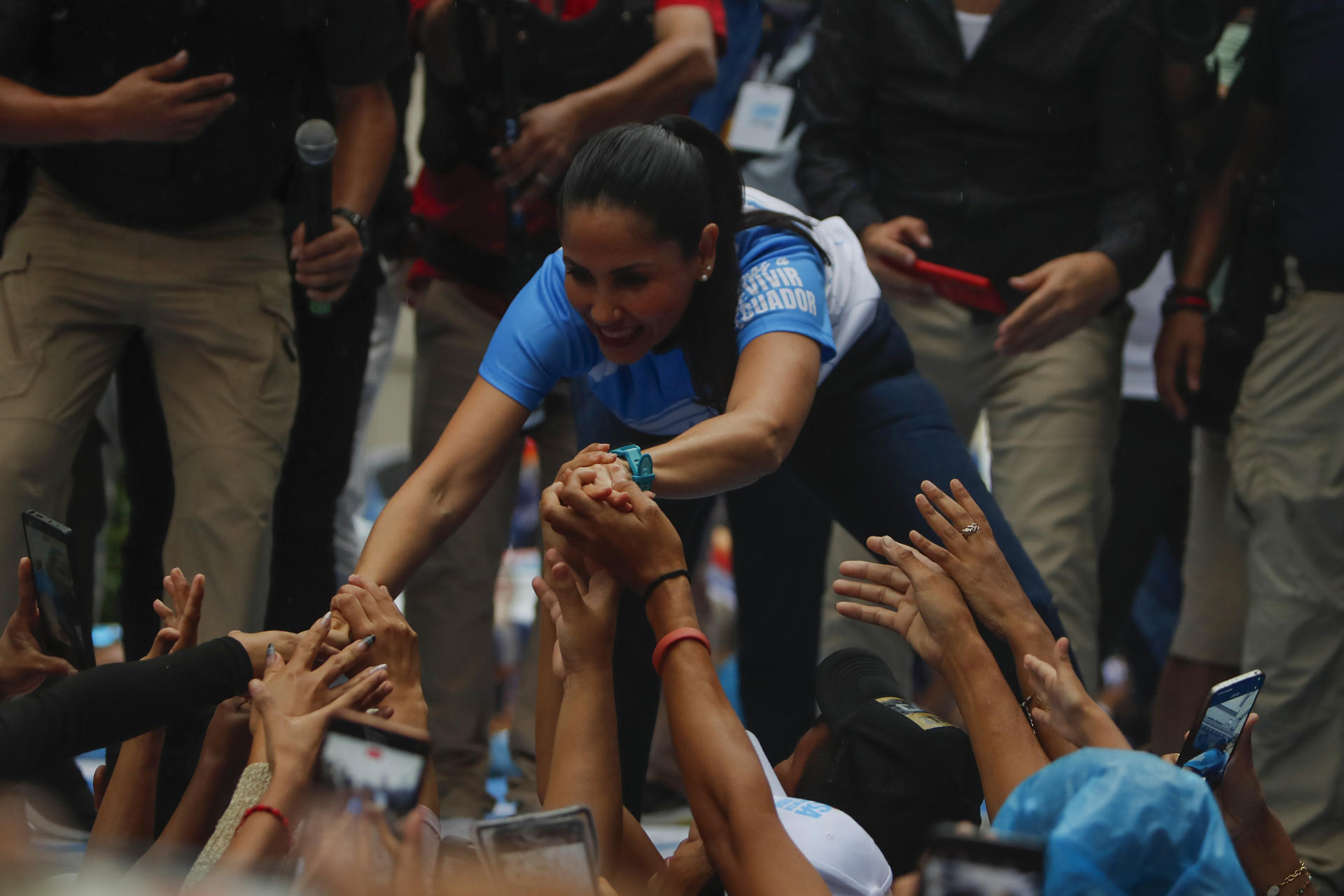 La candidata a la Presidencia de Ecuador Luisa González saluda a simpatizantes durante su cierre de campaña este jueves, en Guayaquil (Ecuador). EFE/ Carlos Durán Araújo