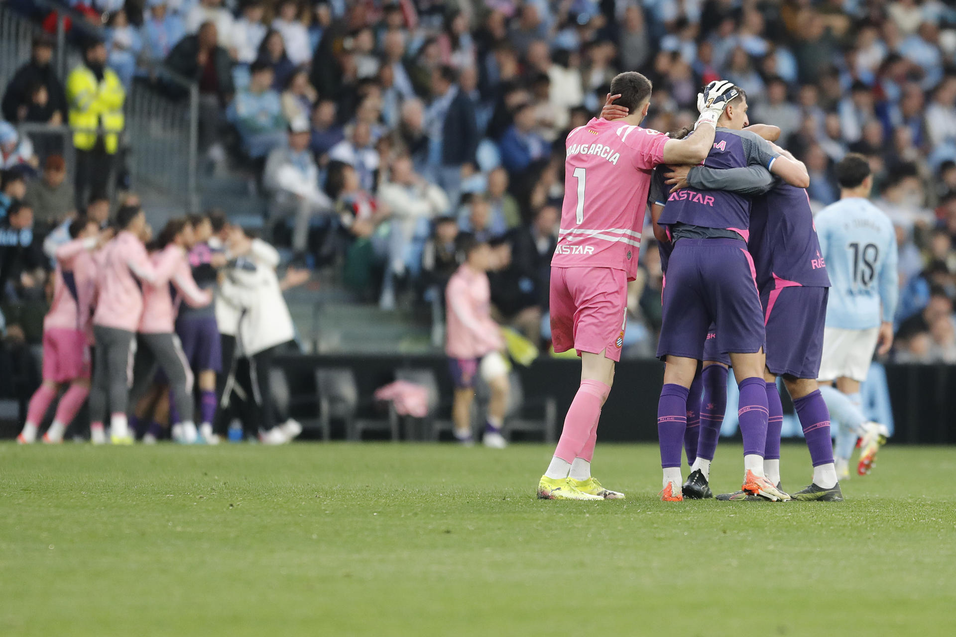 Jugadores del Espanyol celebran el segundo gol ante el Celta, durante el partido de LaLiga en Primera División que Celta de Vigo y RCD Espanyol disputaron en el estadio de Balaídos. EFE/Salvador Sas