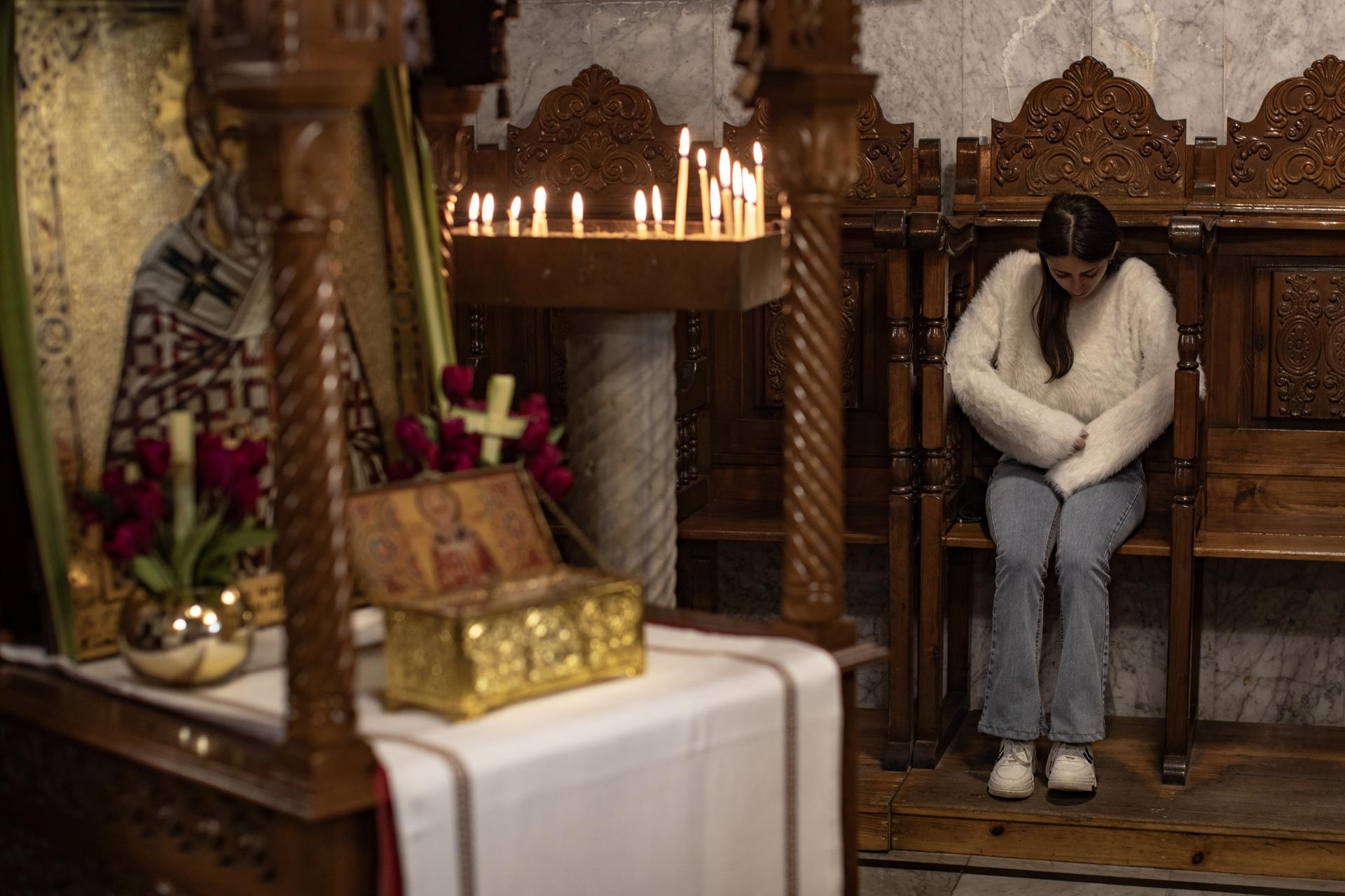 Una mujer cristiana asiste a la Misa del Domingo de Ramos, que marca el inicio de la Semana Santa para los cristianos ortodoxos, en la Iglesia Ortodoxa Griega de San Porfirio en la Ciudad de Gaza, el 13 de abril de 2025. EFE/EPA/HAITHAM IMAD