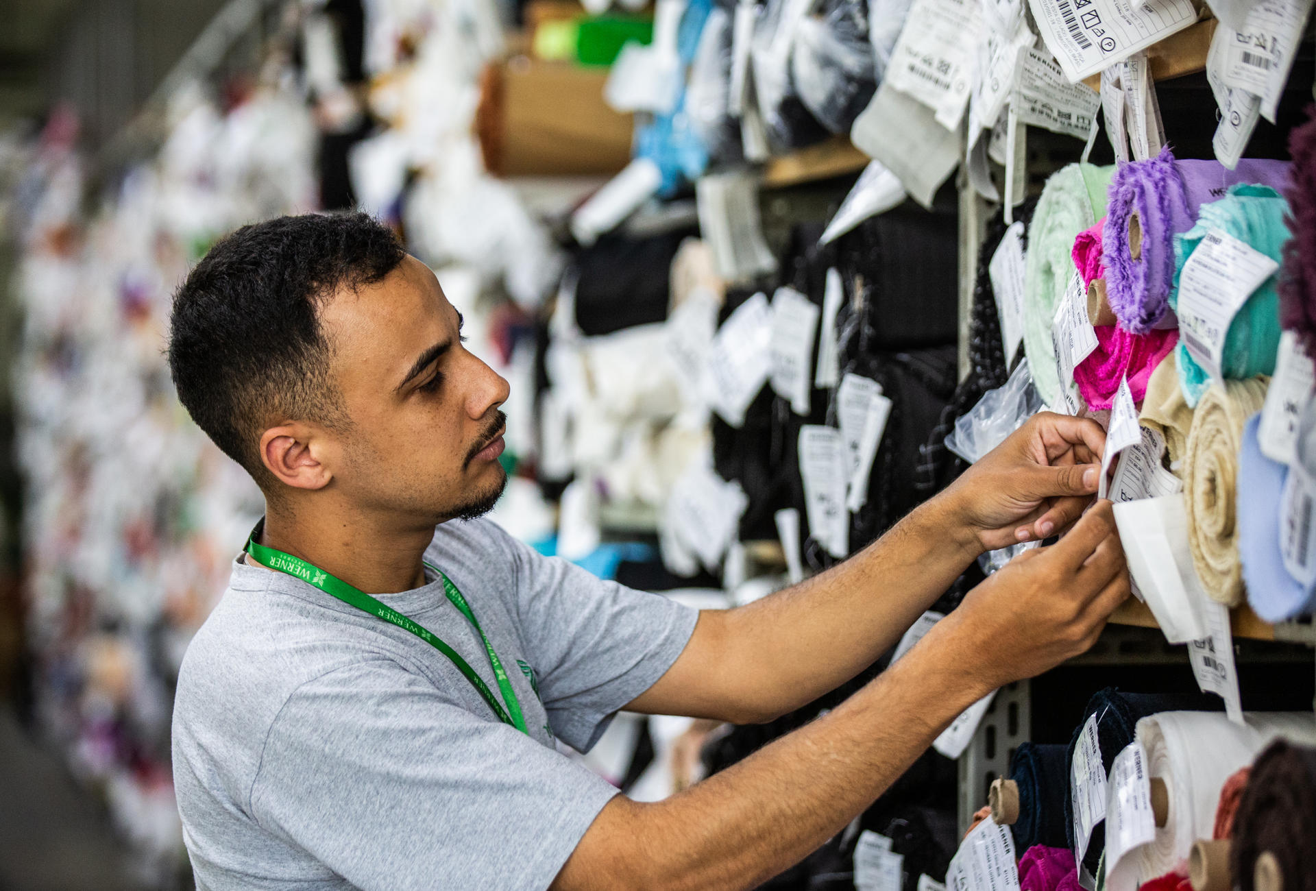 Fotografía de archivo que muestra a un trabajador en una industria textil en la ciudad de Petrópolis (Brasil). EFE/ André Coelho
