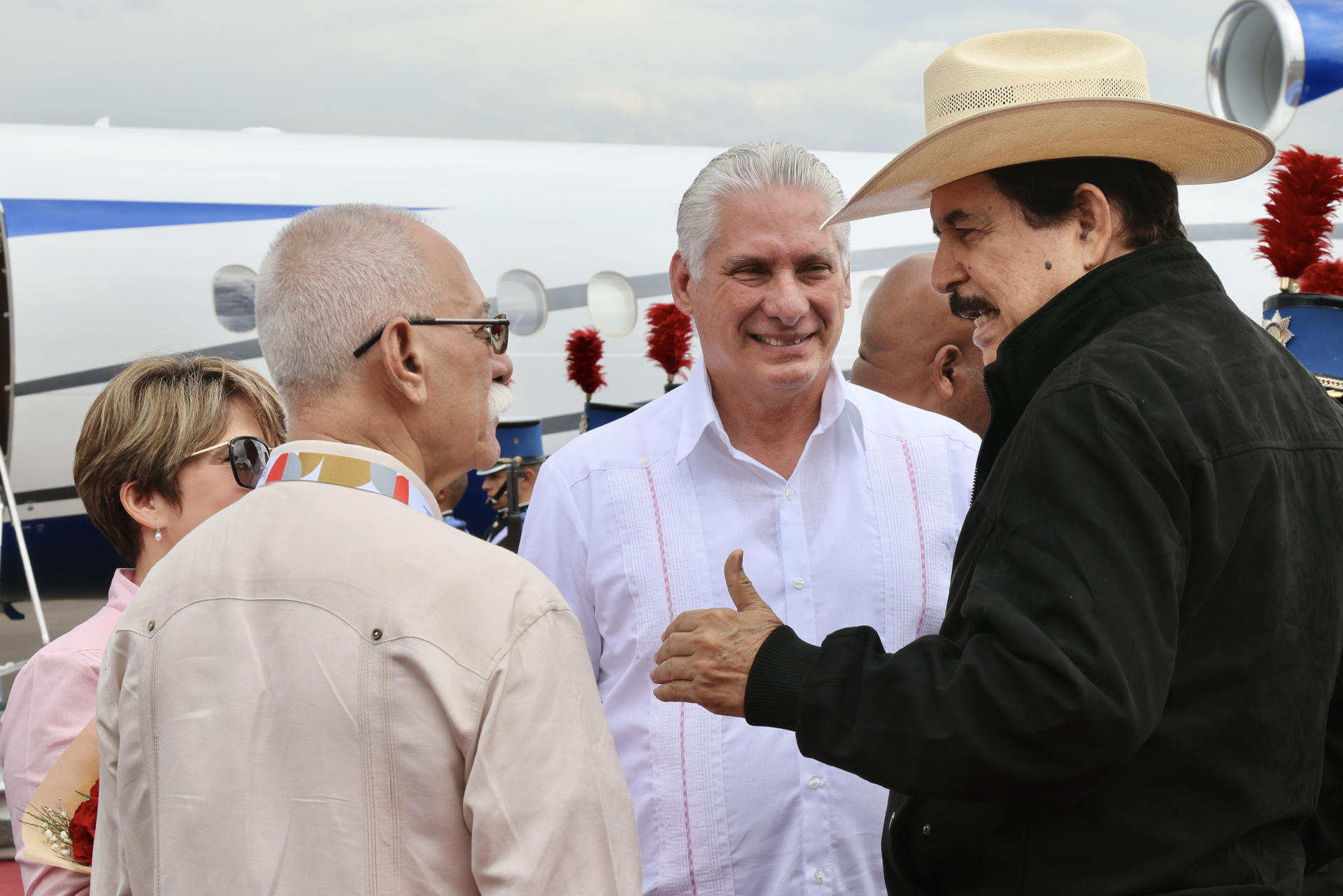 Fotografía cedida por la Presidencia de Cuba del expresidente de Honduras José Manuel Zelaya (d) y el embajador de Cuba en Honduras, Juan Roberto Loforte (2i), recibiendo al mandatario cubano, Miguel Díaz-Canel, y la primera dama de Cuba, Lis Cuesta Peraza, a su llegada este martes al aeropuerto de Tegucigalpa (Honduras). EFE/Presidencia de Cuba