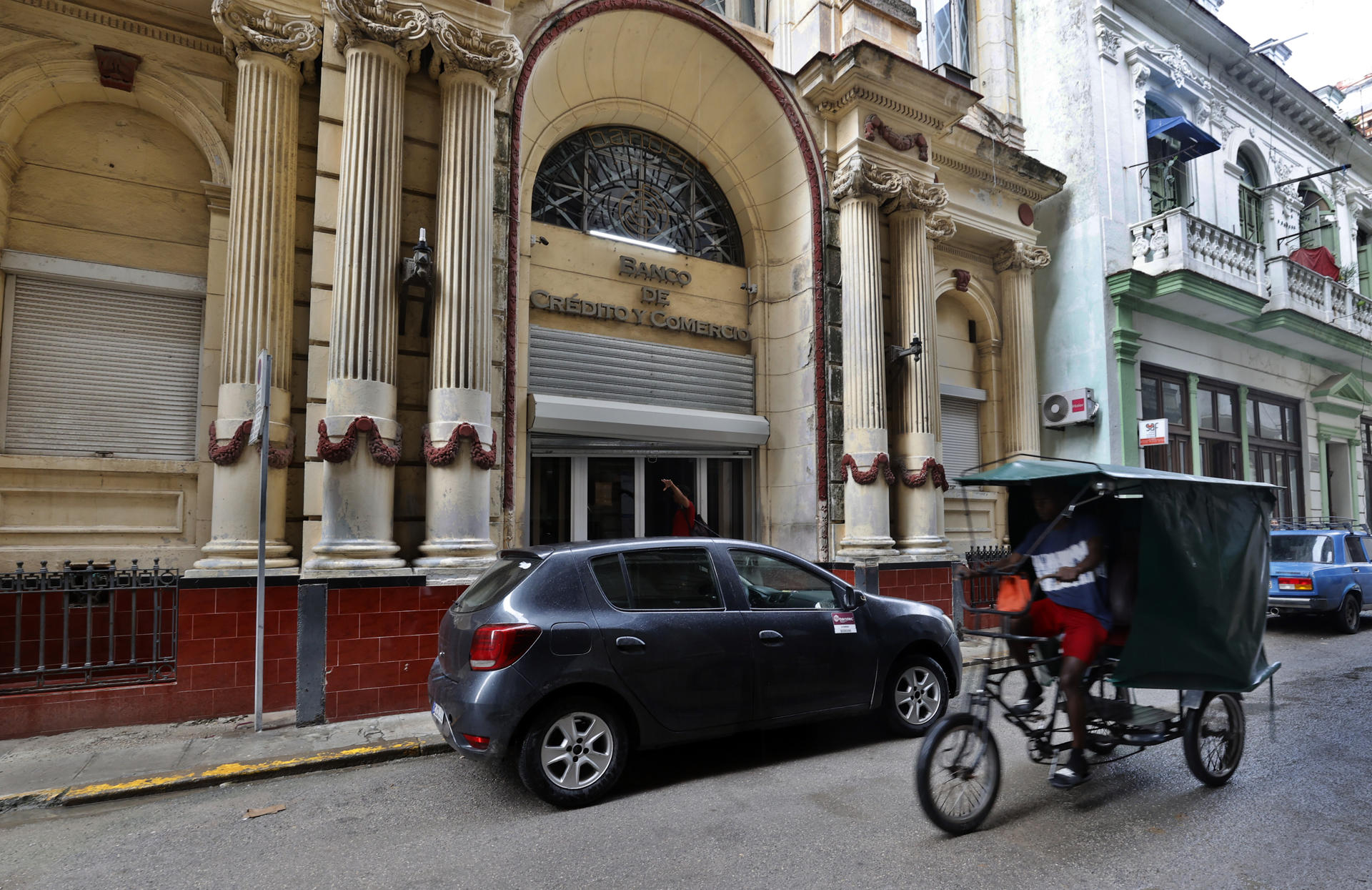 Fotografía de la fachada del Banco de Crédito y Comercio este martes, en La Habana (Cuba). EFE/ Ernesto Mastrascusa