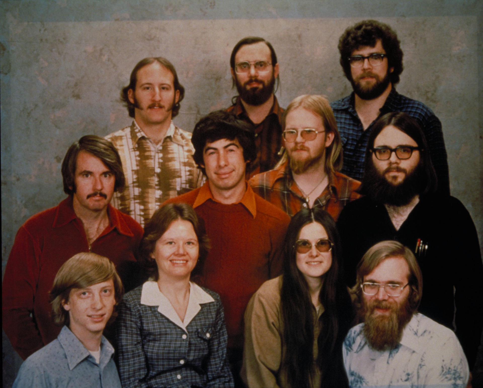 Fotografía cedida por Microsoft donde aparecen los primeros empleados de la empresa posando para una fotografía en el año 1978. EFE/Microsoft
