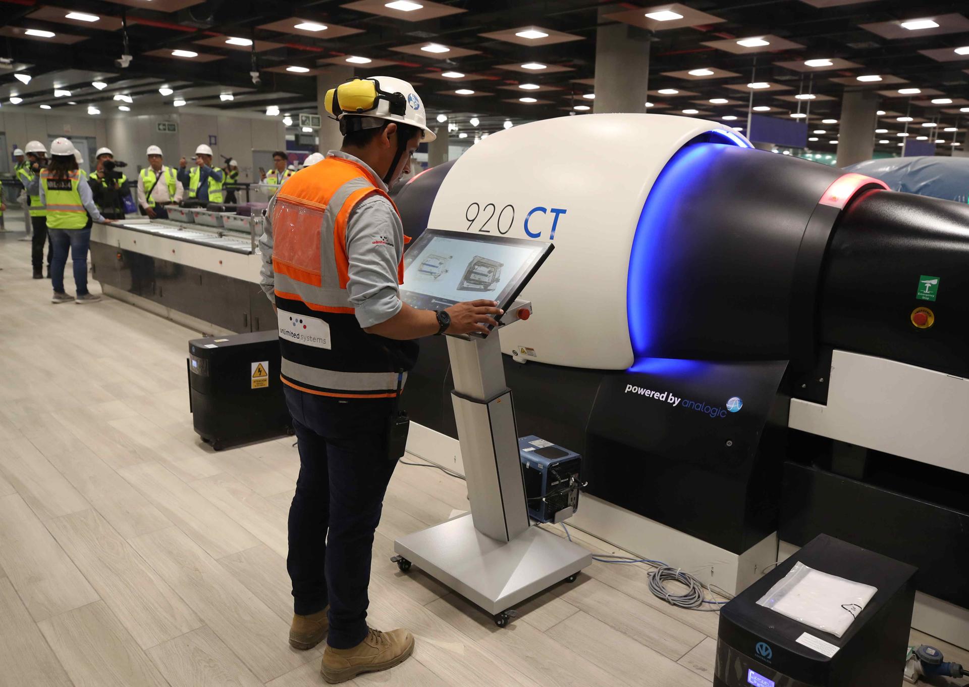 Fotografía de archivo, tomada el pasado 4 de diciembre, en la que se ve a un trabajador aeroportuario al revisar una pantalla de la nueva terminal aérea internacional de Lima (Perú). EFE/Paolo Aguilar