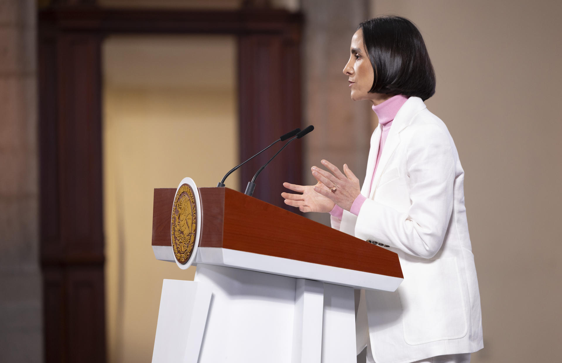 Fotografía cedida por la presidencia de México de la secretaria de Energía, Luz Elena González, hablando durante una rueda de prensa este miércoles, en Palacio Nacional de la Ciudad de México (México). EFE/Presidencia de México/SOLO USO EDITORIAL/NO VENTAS/SOLO DISPONIBLE PARA ILUSTRAR LA NOTICIA QUE ACOMPAÑA(CRÉDITO OBLIGATORIO)