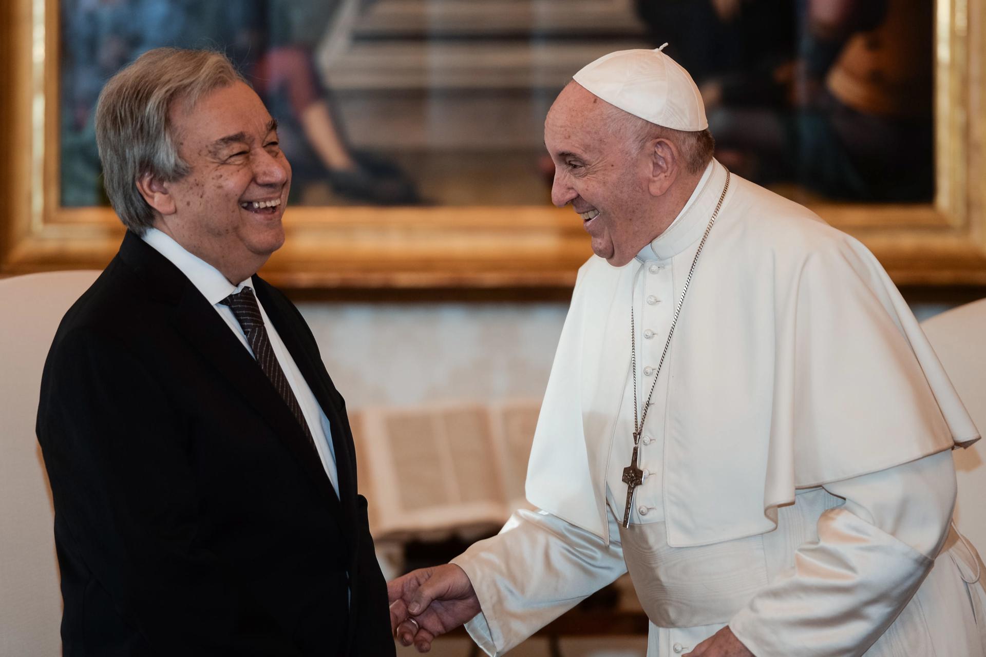Fotografía de archivo del papa Francisco (d) junto al secretario general de la ONU, António Guterres. EFE/EPA/FILIPPO MONTEFORTE / POOL