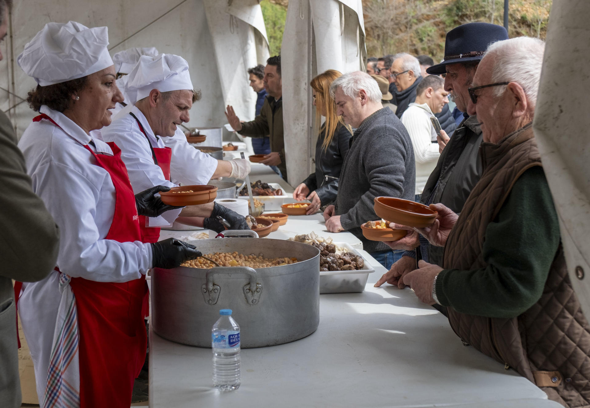 Jabugo, municipio de alrededor de 2.500 habitantes de la Sierra de Huelva, ofrece este sábado el 'Cocido más grande del mundo' para revalidar el récord que ostenta en el libro Guinness desde 1998 y que renovó hace dos años. EFE/Julián Pérez